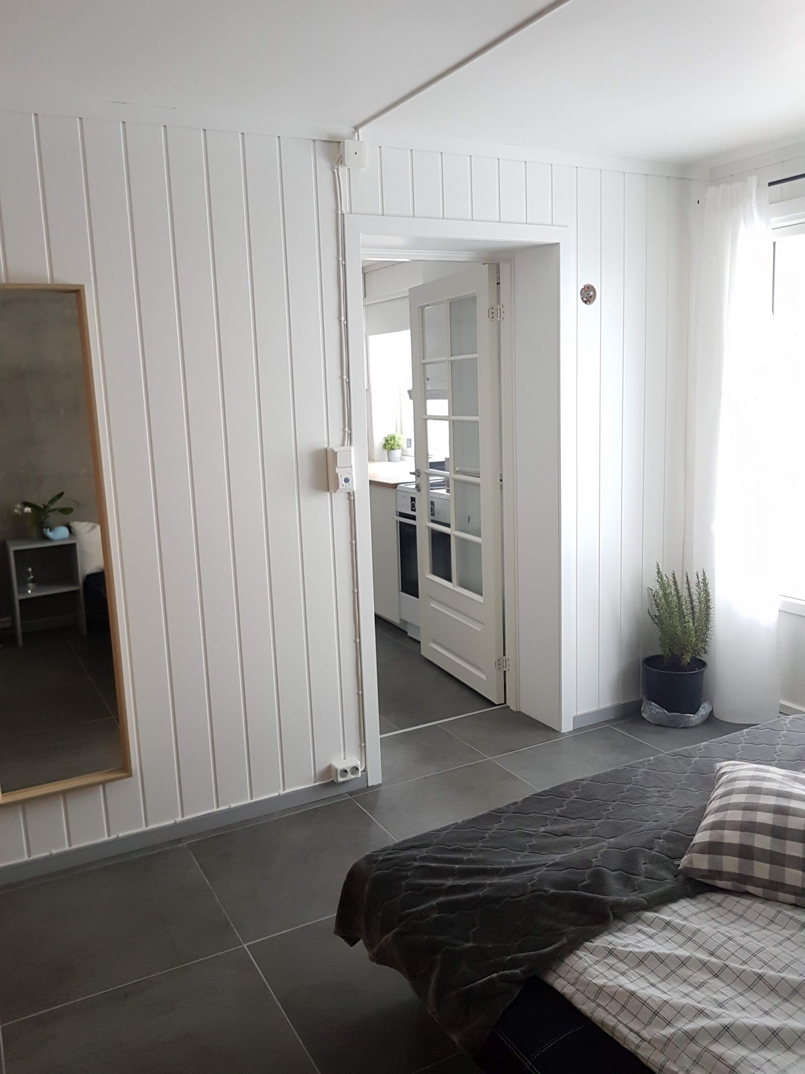 Romslig og lys soverom Galleribilde