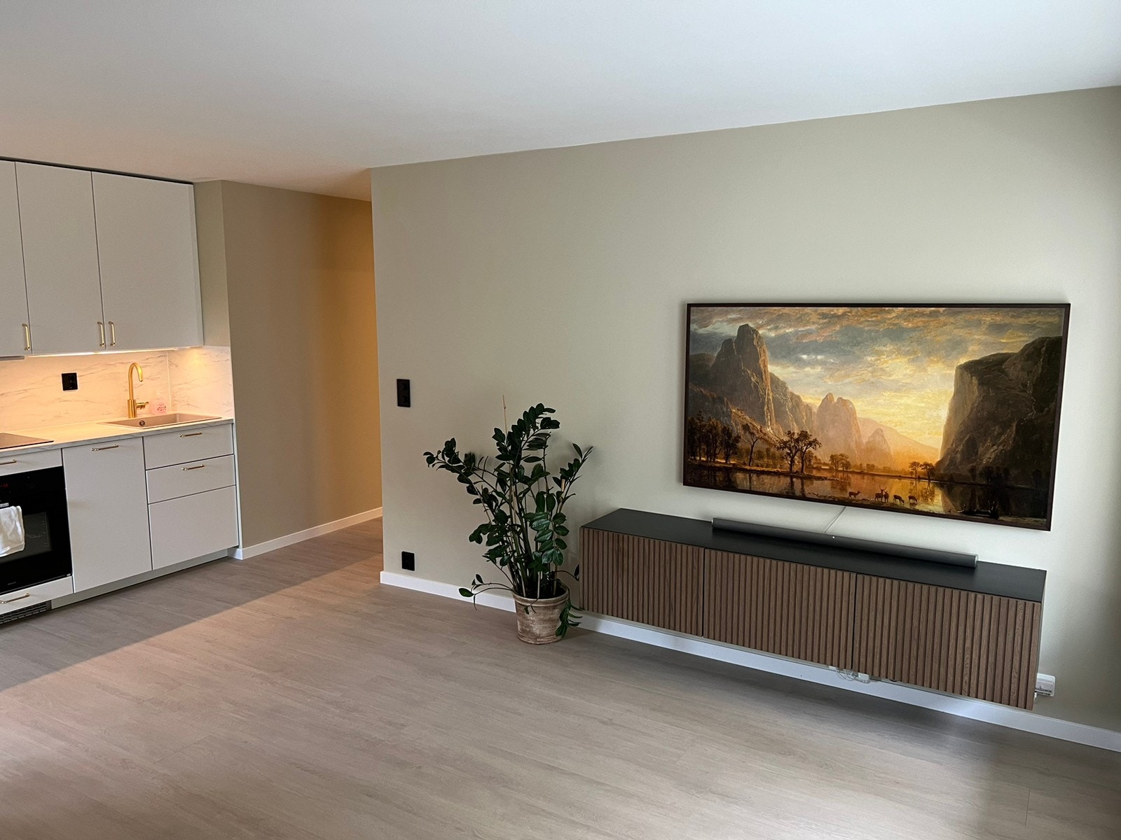 Stue /medie-benk og TV (Samsung The Frame 65") Galleribilde