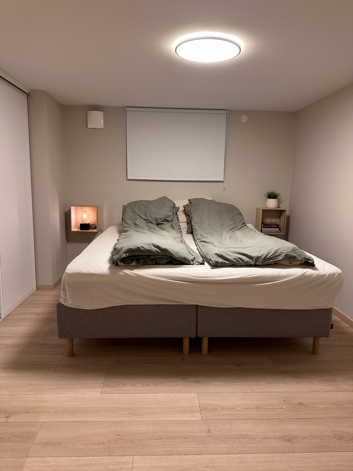 Soverom 5, i kjeller. Galleribilde