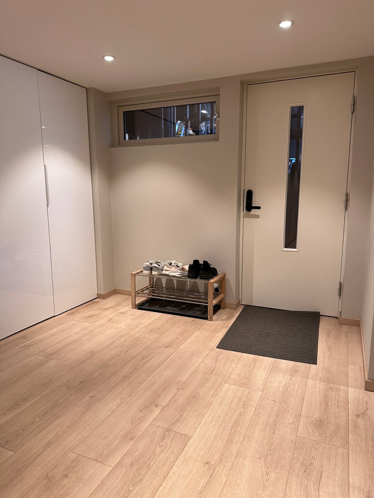 Kjeller med biinngang. Galleribilde