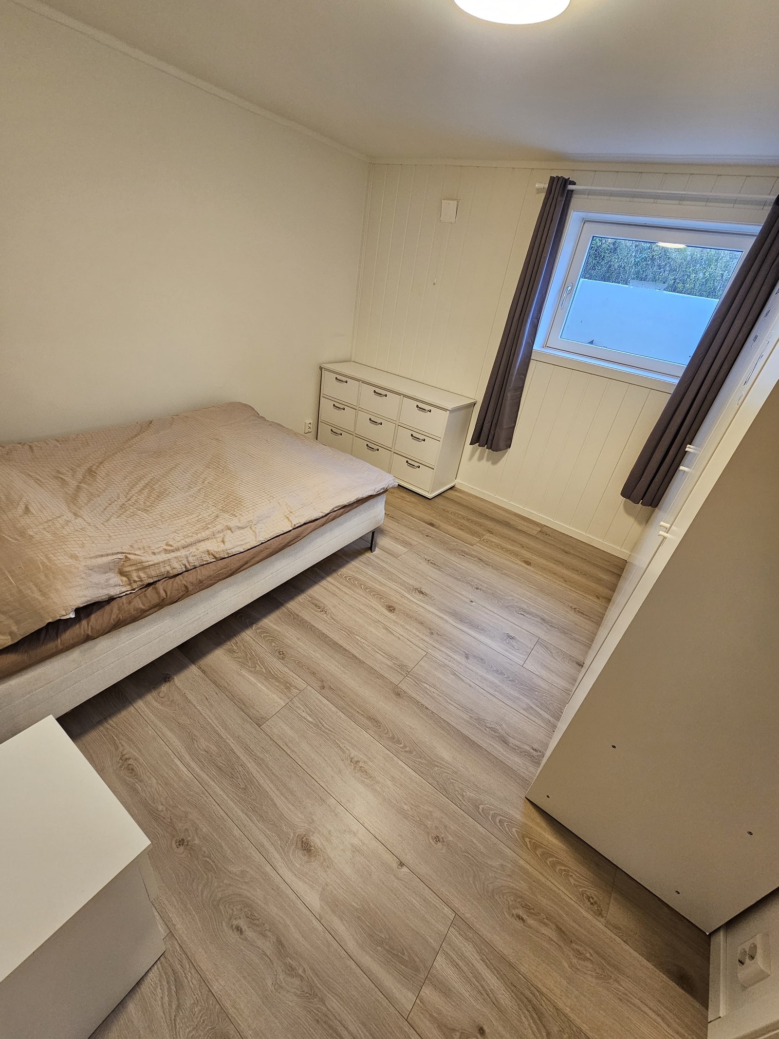 Soverom med store vindu og 5 dørs-gaderobeskap Galleribilde