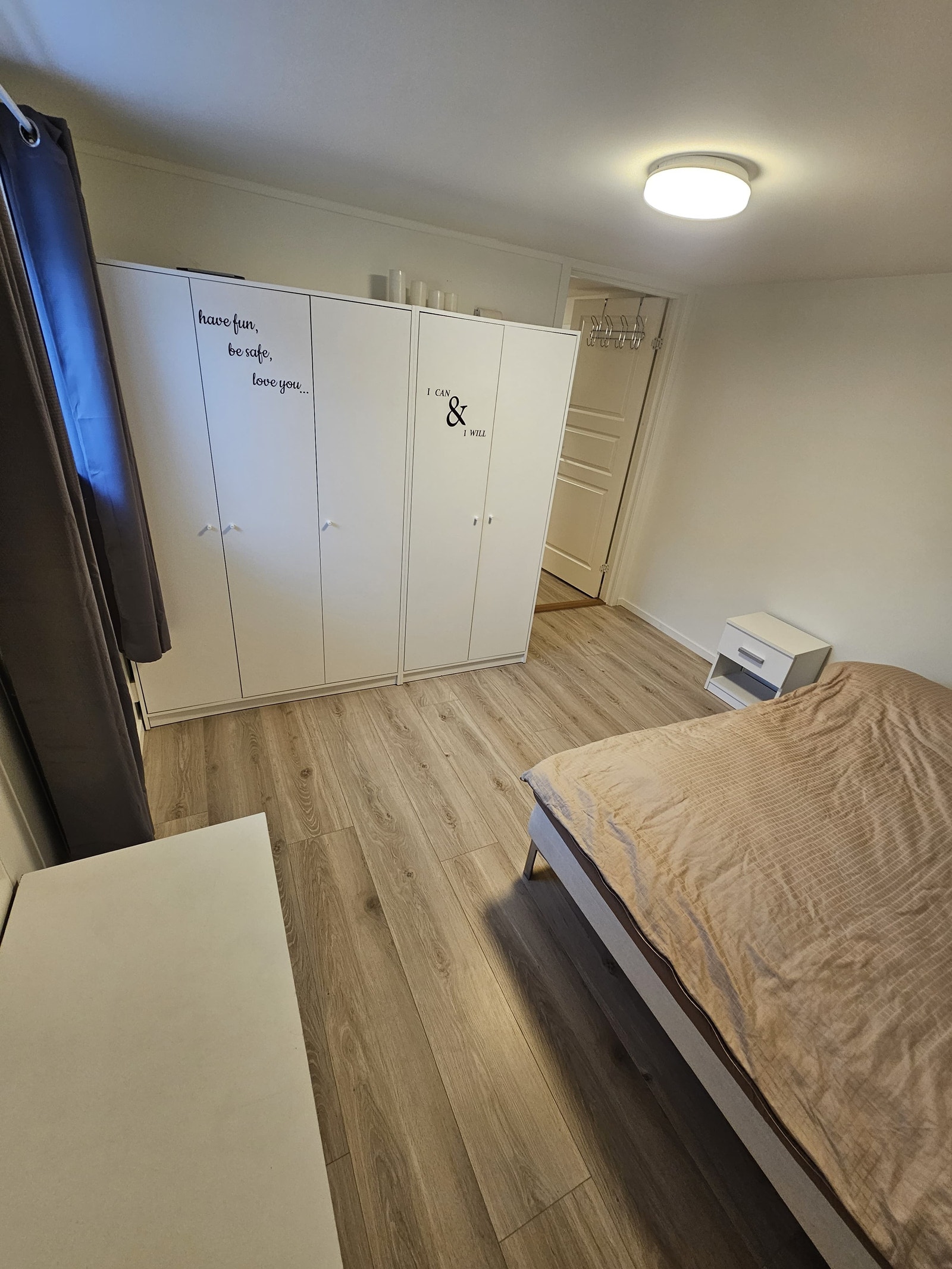 Soverom med 5 dørs garderobeskap Galleribilde