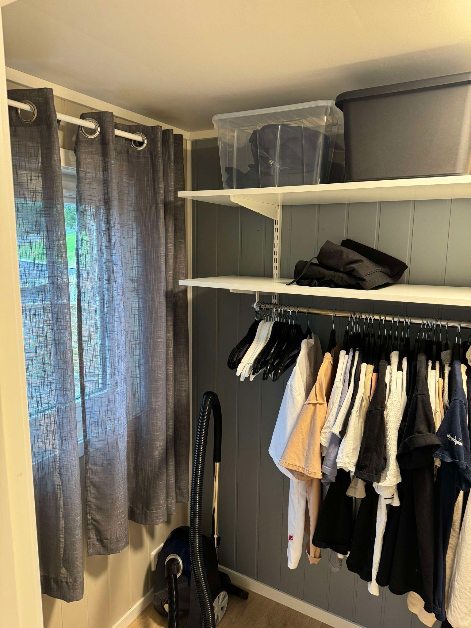 Garderobe Galleribilde