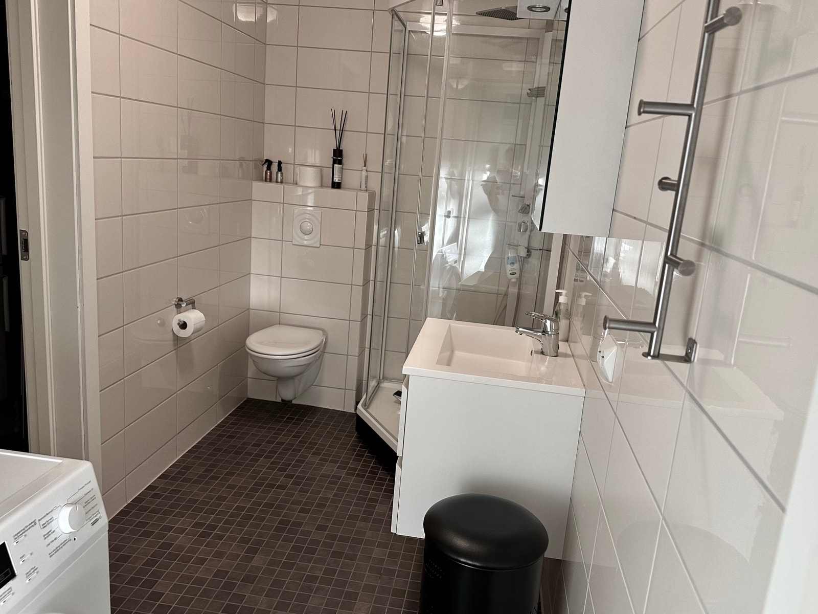 bad med dusj og vaskemaskin Galleribilde