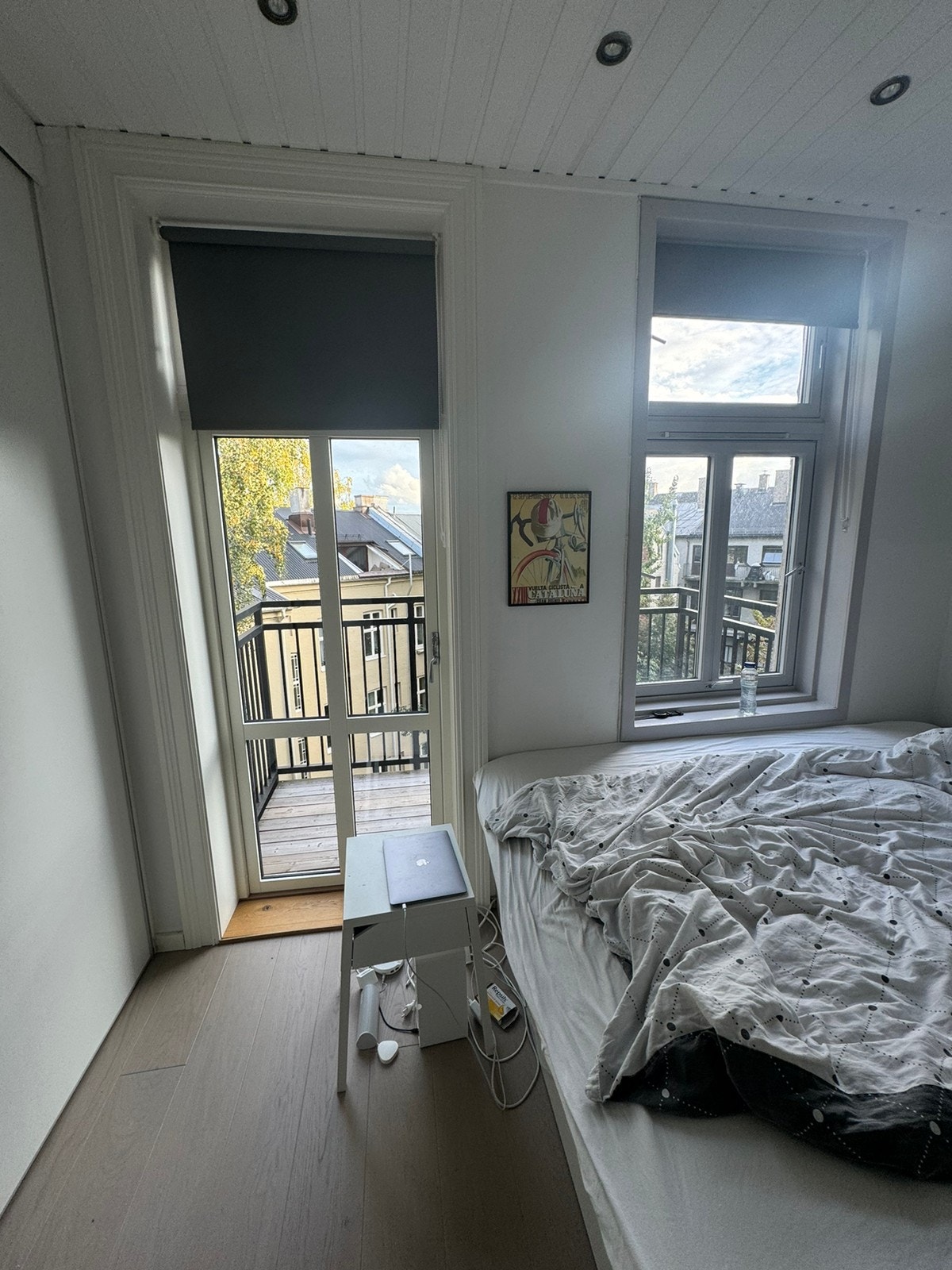 Soverom nede med utgang til balkong Galleribilde