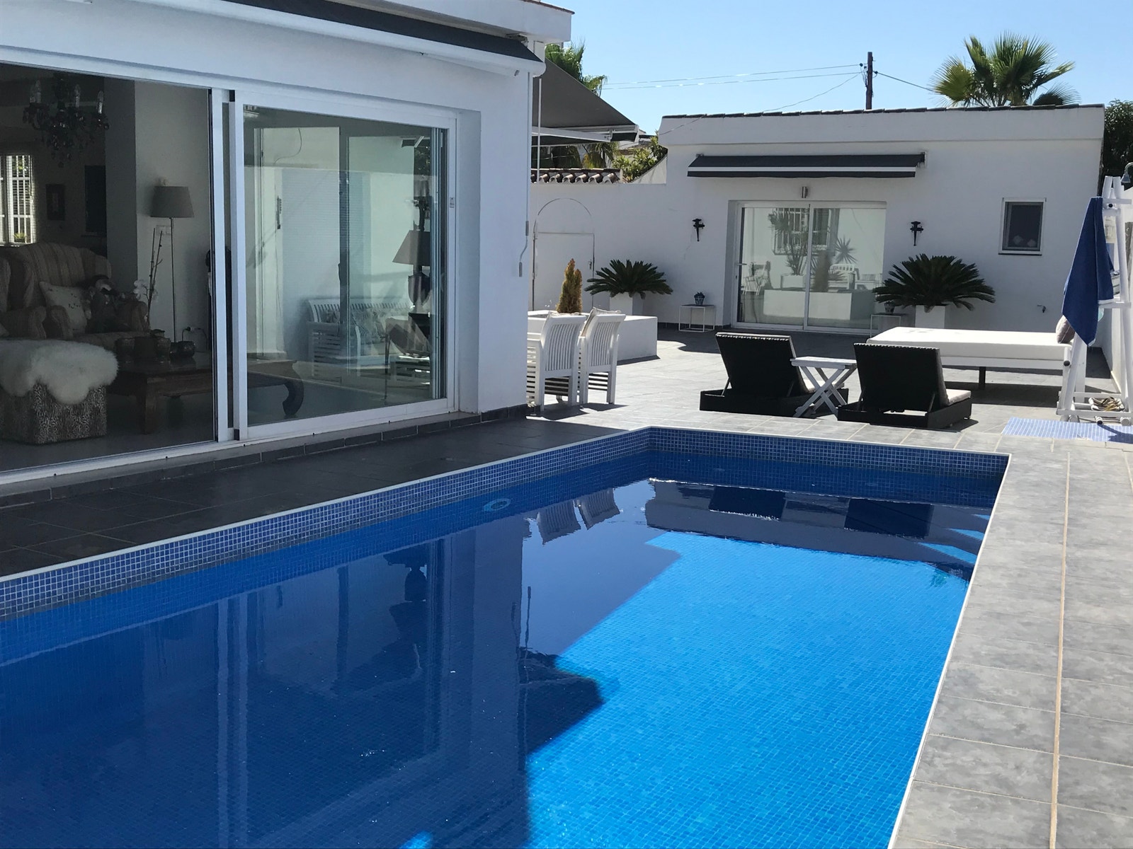 Pool, hovedhus og anneks. Galleribilde