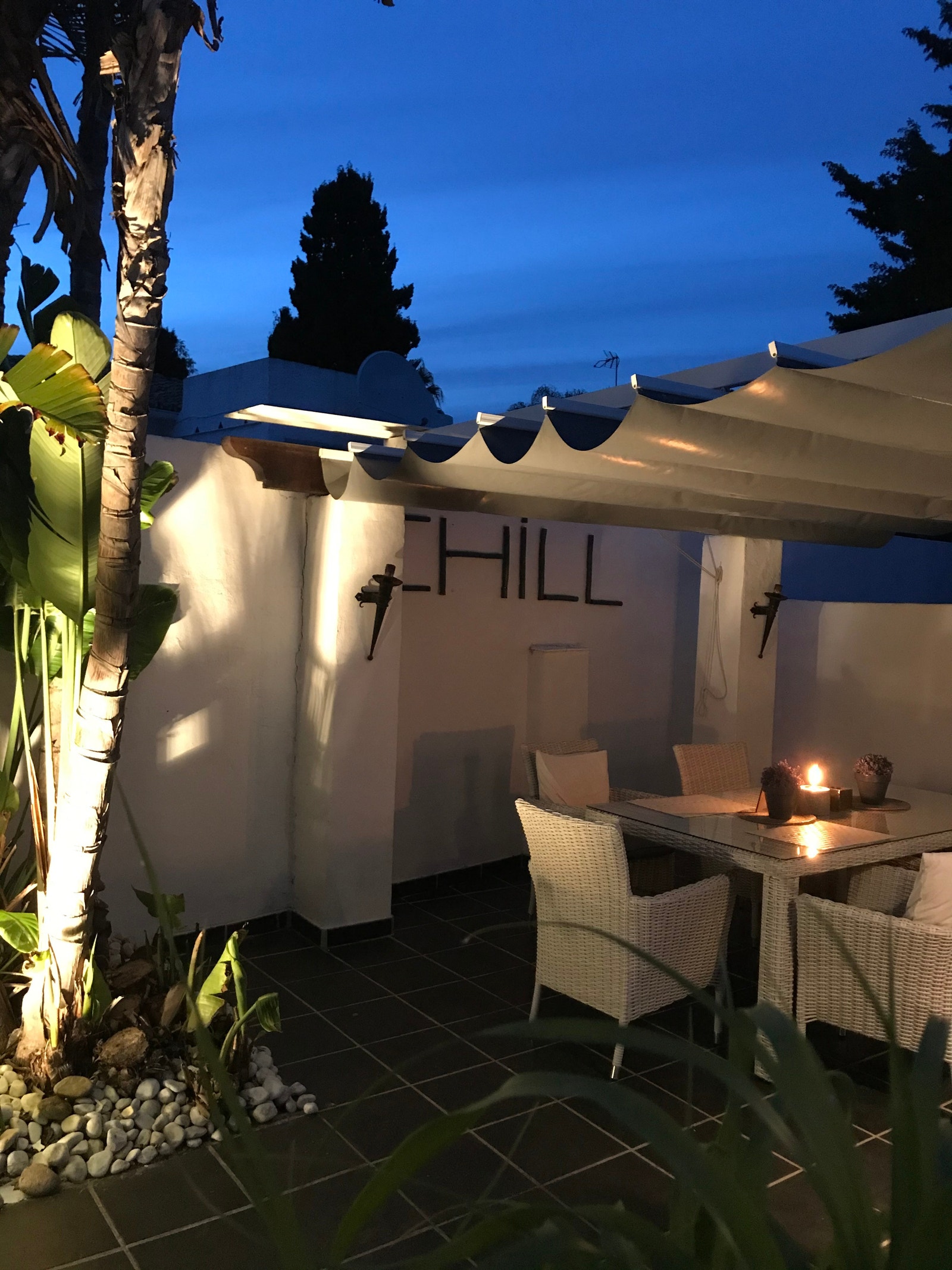 Uteplass m/spisebord for 6 personer Galleribilde