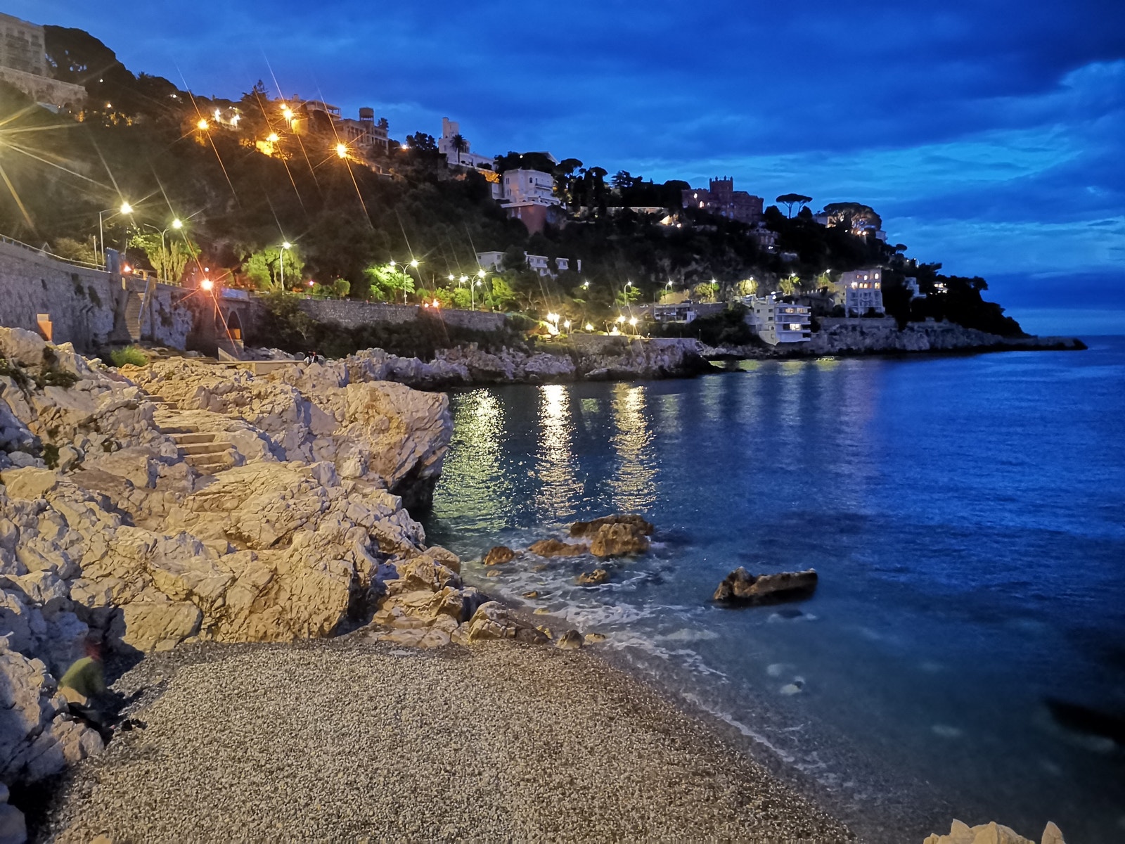 Kveldsbad i lun vik fem til ti min å gå fra leiligheten. Galleribilde