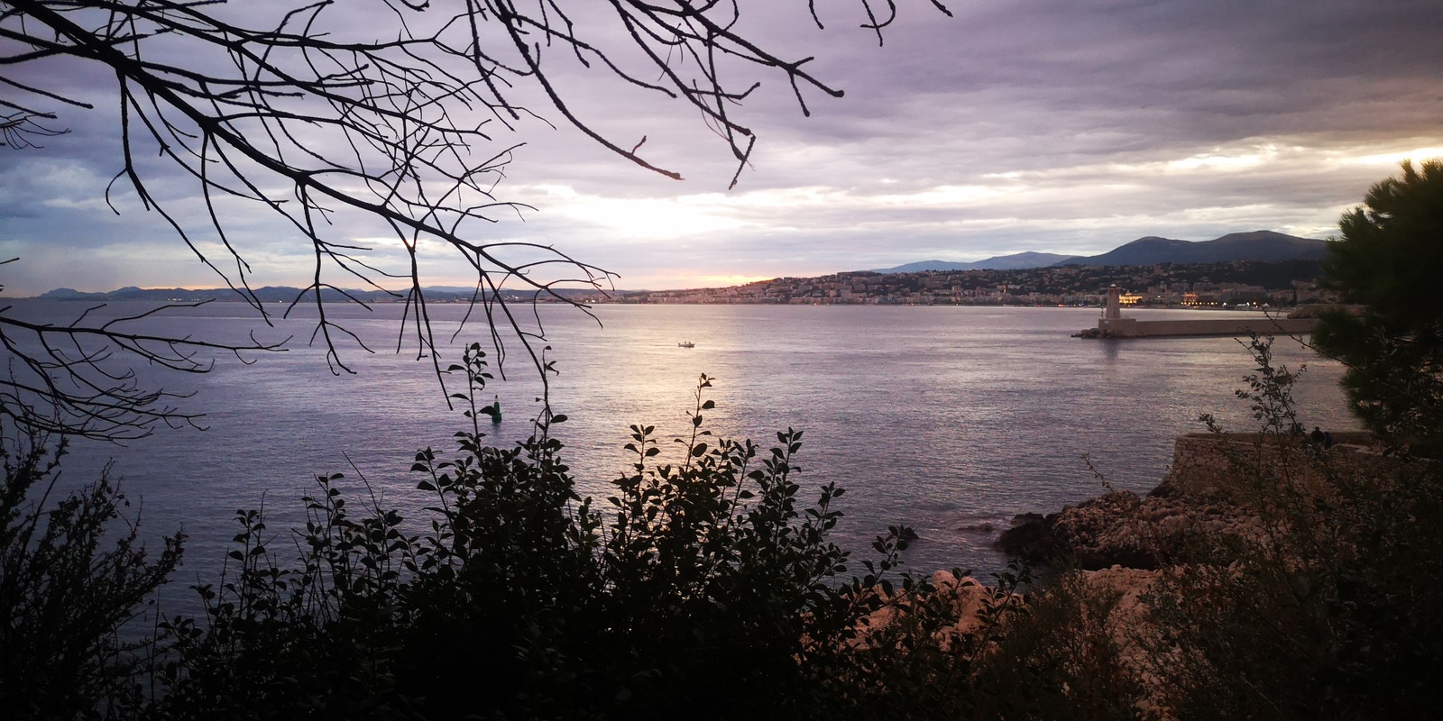 Utsikt på vei til matbutikken fem til ti min å gå Galleribilde