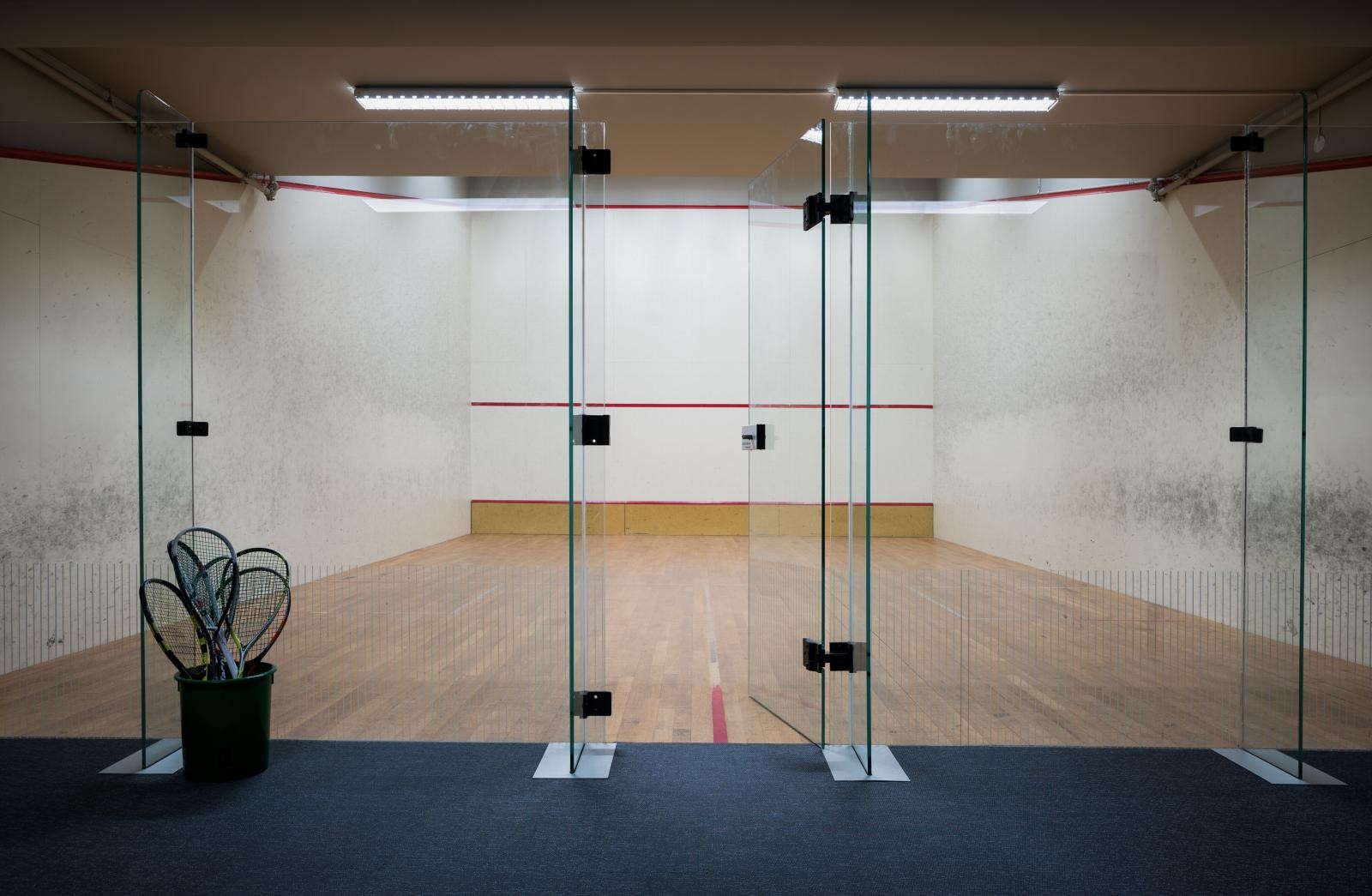 Egen squashhall med internasjonale mål i underetasje Galleribilde