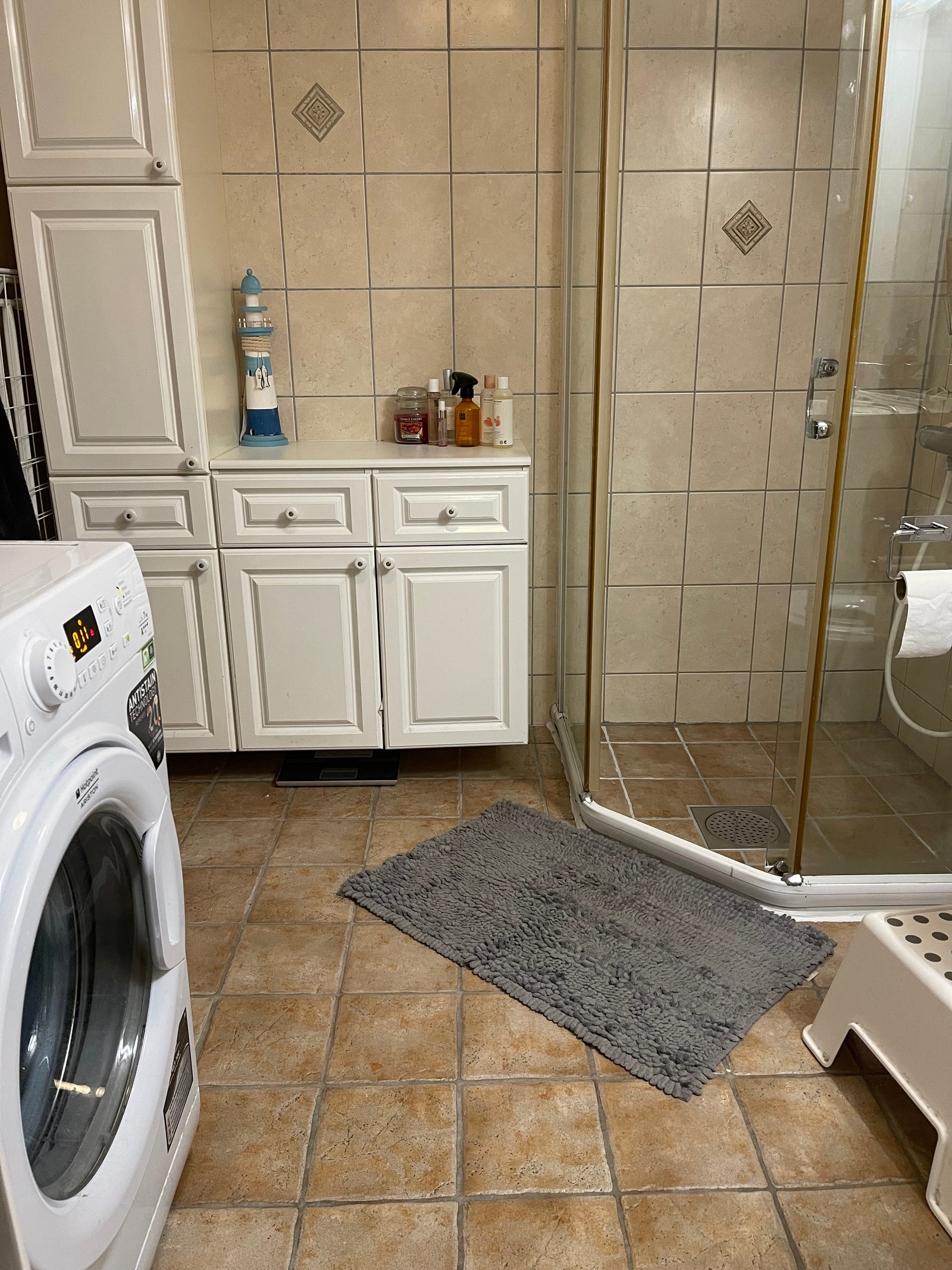 Stort WC/bad med vaskemaskin Galleribilde