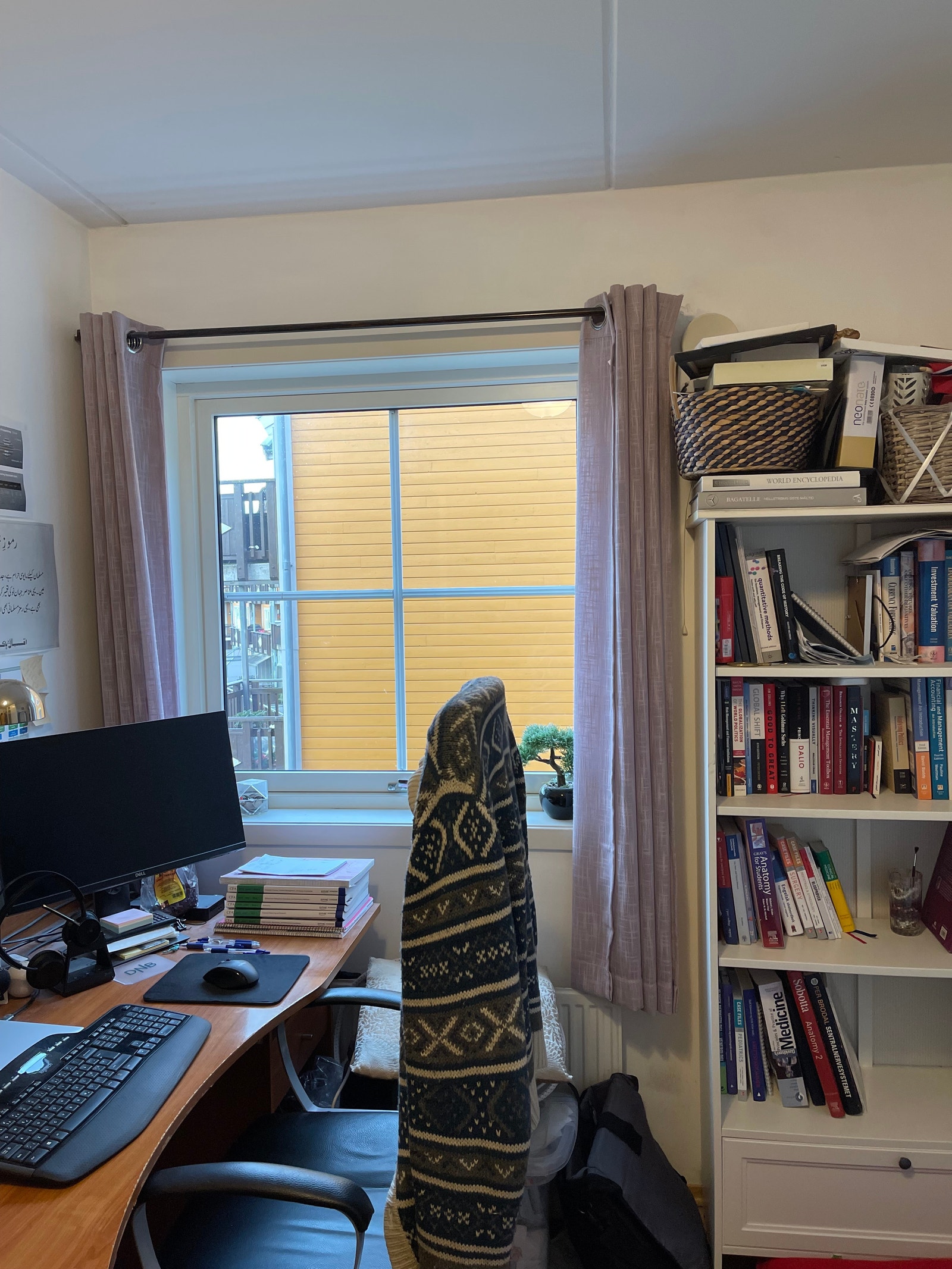 Soverom som for tiden brukes som kontorom. Garderobe skap følger med Galleribilde