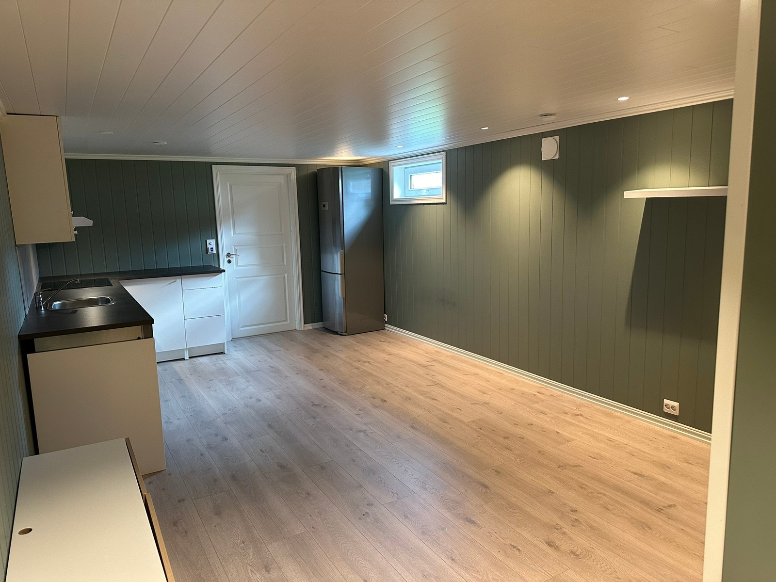 Stue og kjøkken. Galleribilde