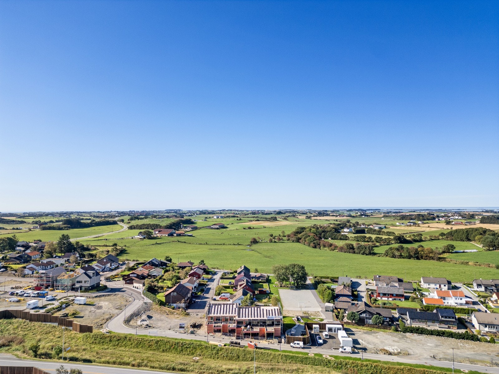 Prosjektet ligger i landlige omgivelse på Re-feltet. Galleribilde