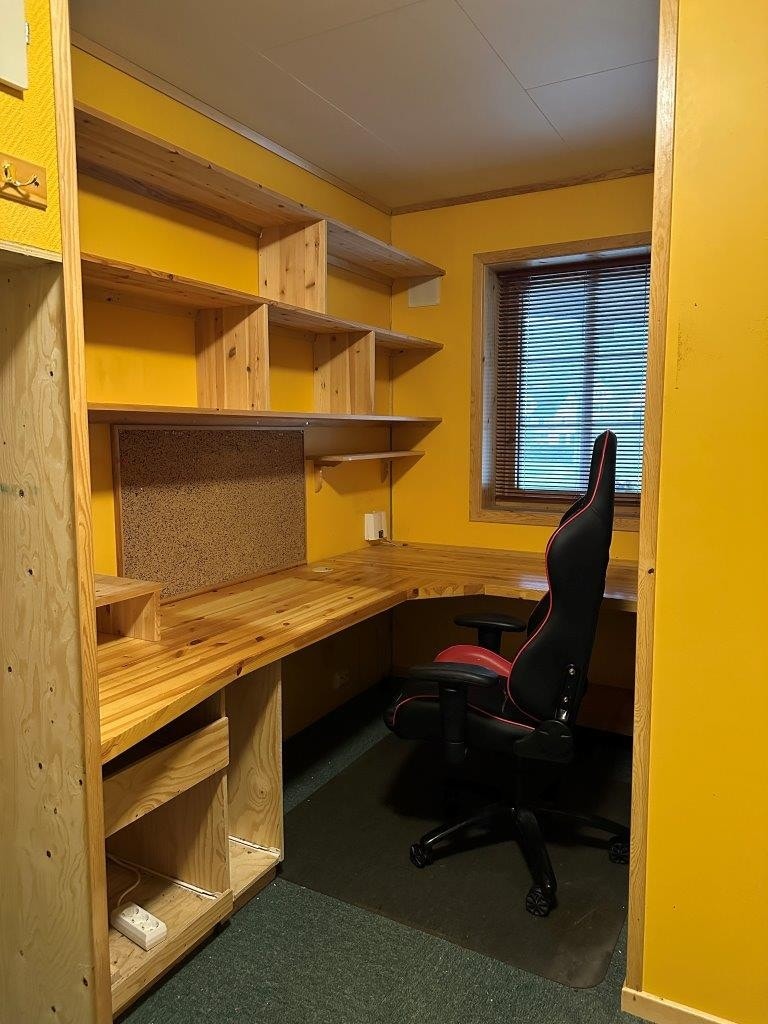 Hobbyrom/kontor kjellar Galleribilde