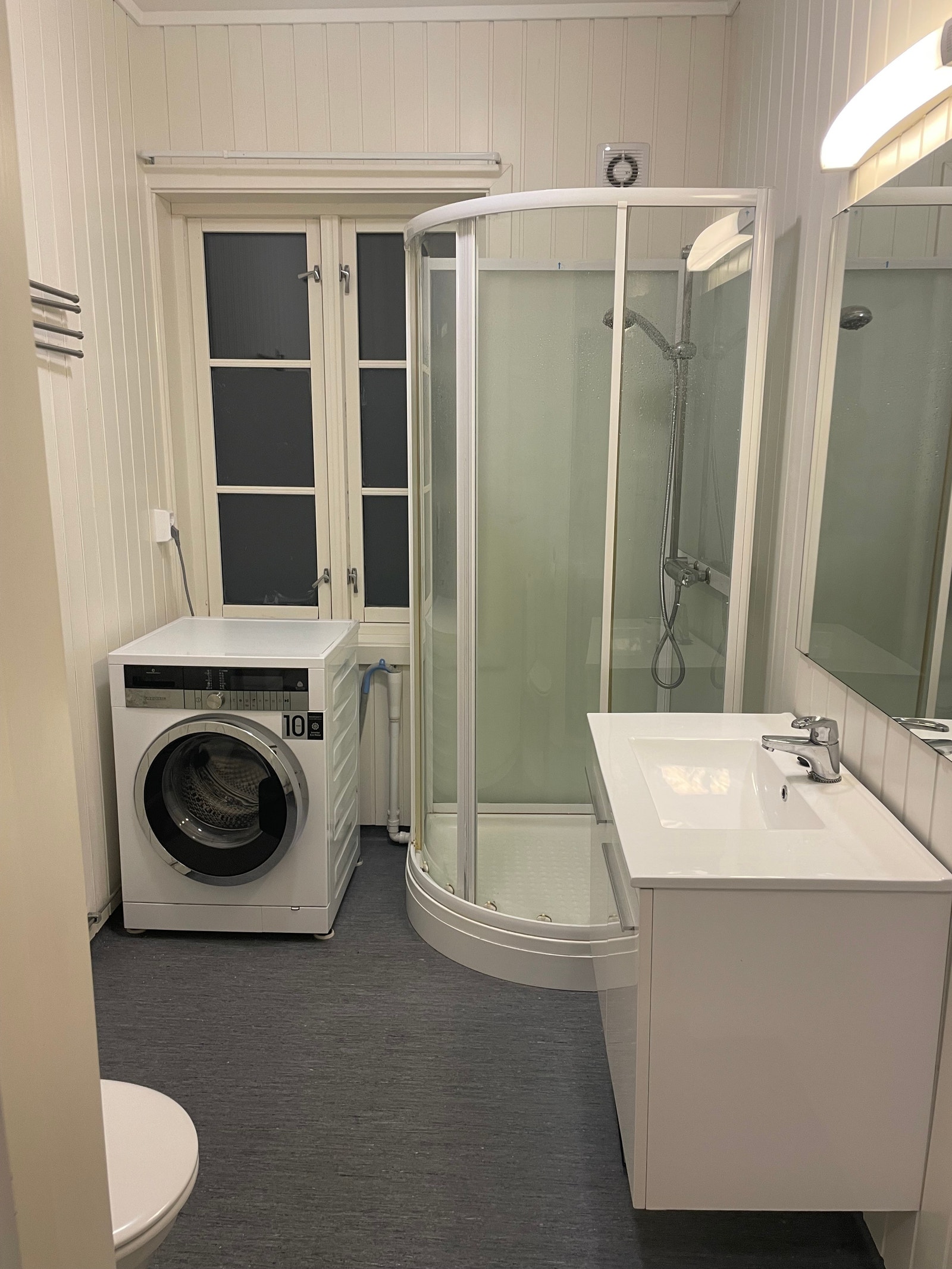 bad med opplegg for vaskemaskin - varme i gulv Galleribilde