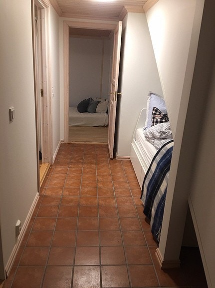 Daybed som kan bli dobbeltseng, plassert under trappen Galleribilde