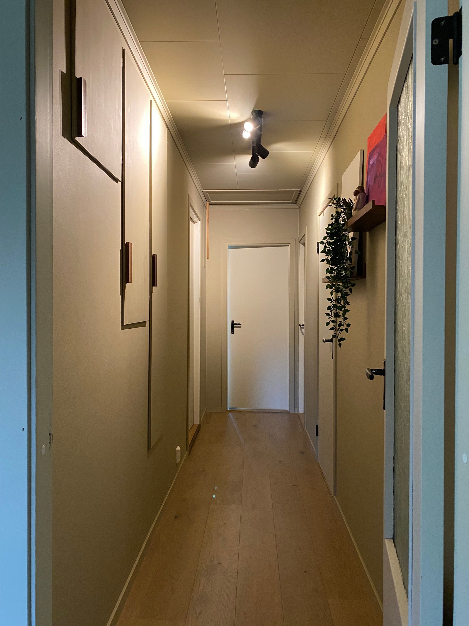 Soveromsgang. To soverom på høyre side, et rett fram og bad til venstre. Galleribilde