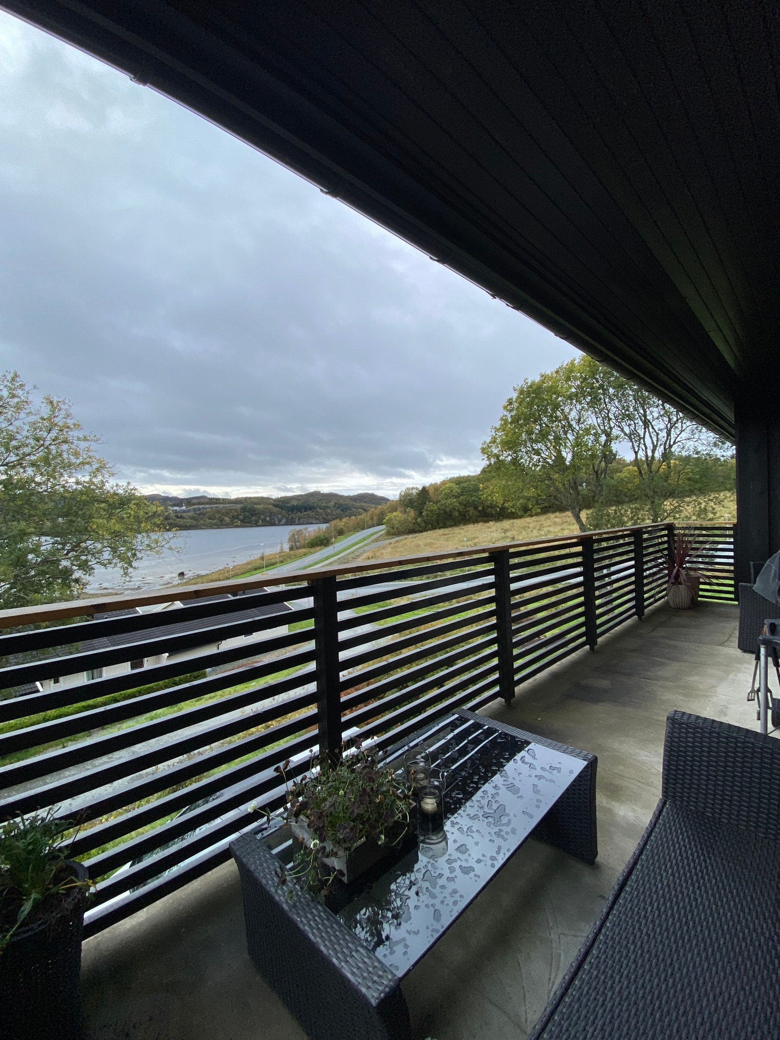 Overbygd veranda med fin utsikt over fjorden Galleribilde