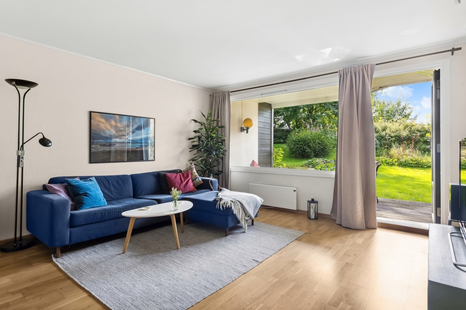 Stuen har god plass til en hyggelig sofagruppe og ønsket medie-/oppbevaringsmøblement. De store vindusflatene sammen med balkongdøren slipper inn godt med lys å skaper en luftig og fin atmosfære i rommet. Galleribilde