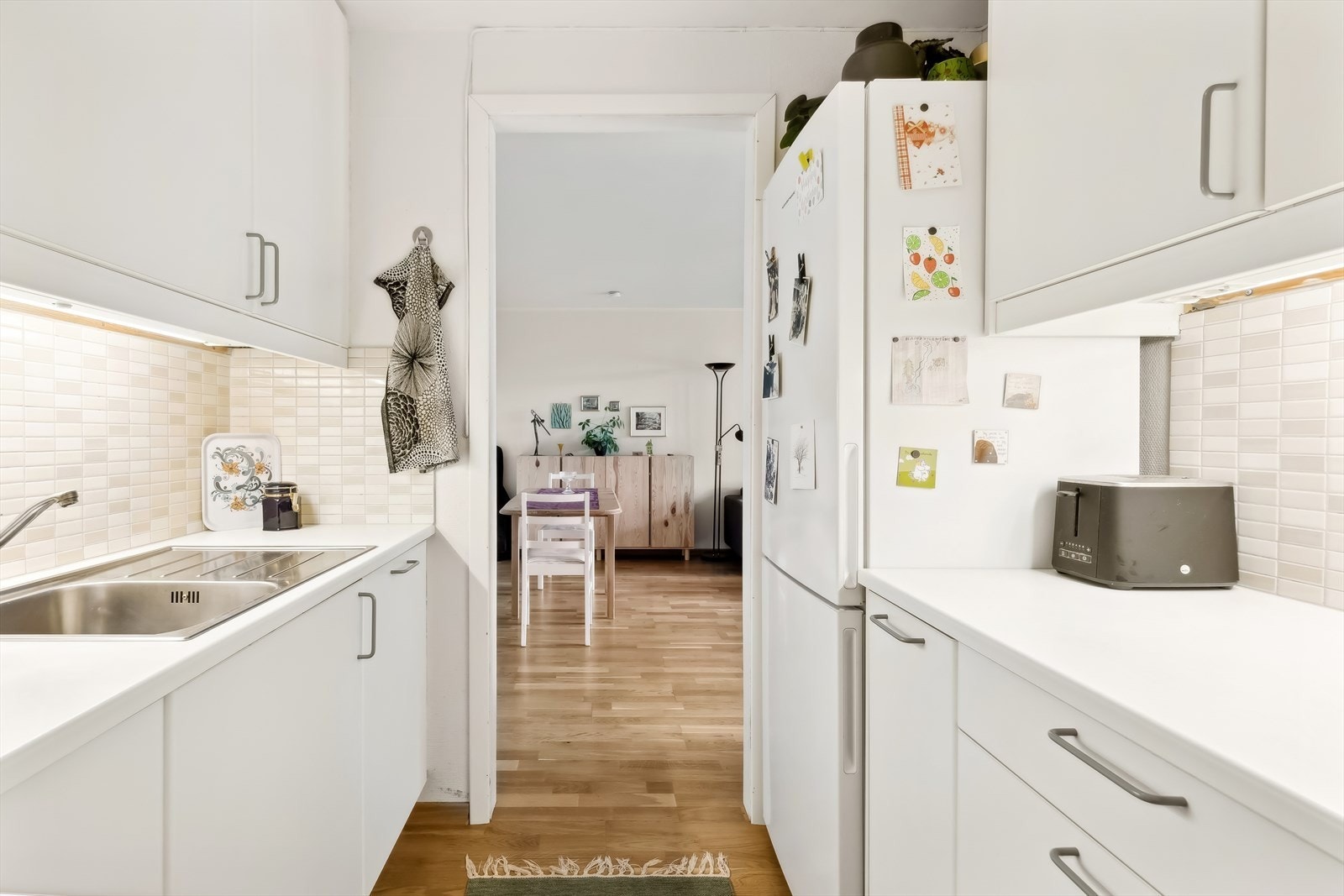 Det er god plass for matlaging og lagring i både overskap og underskap. Galleribilde