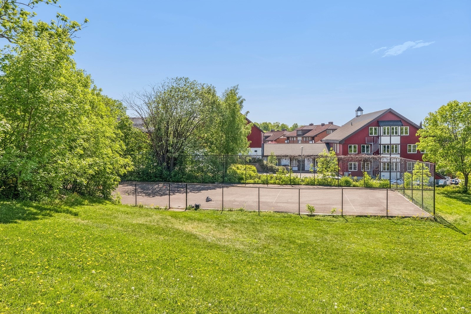 Sameiet er godt organisert og tilbyr et rikt utvalg av fasiliteter for beboerne, inkludert en tennisbane og lekeplasser, som legger til rette for en aktiv og sosial livsstil. Galleribilde