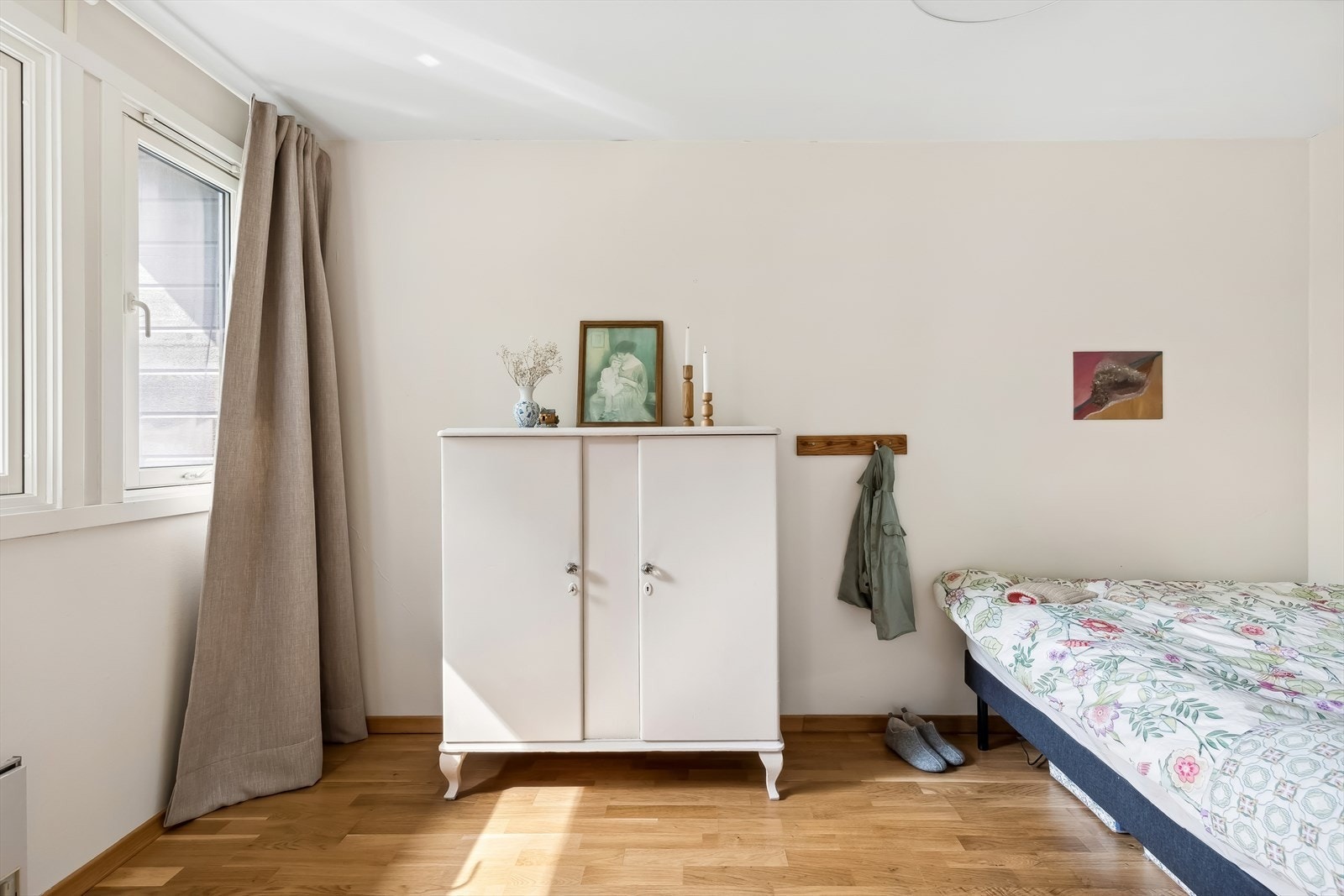 Her er det god plass til en dobbeltseng, stor garderobeløsning, tilhørende nattbord og annet ønskelig møblement. Galleribilde