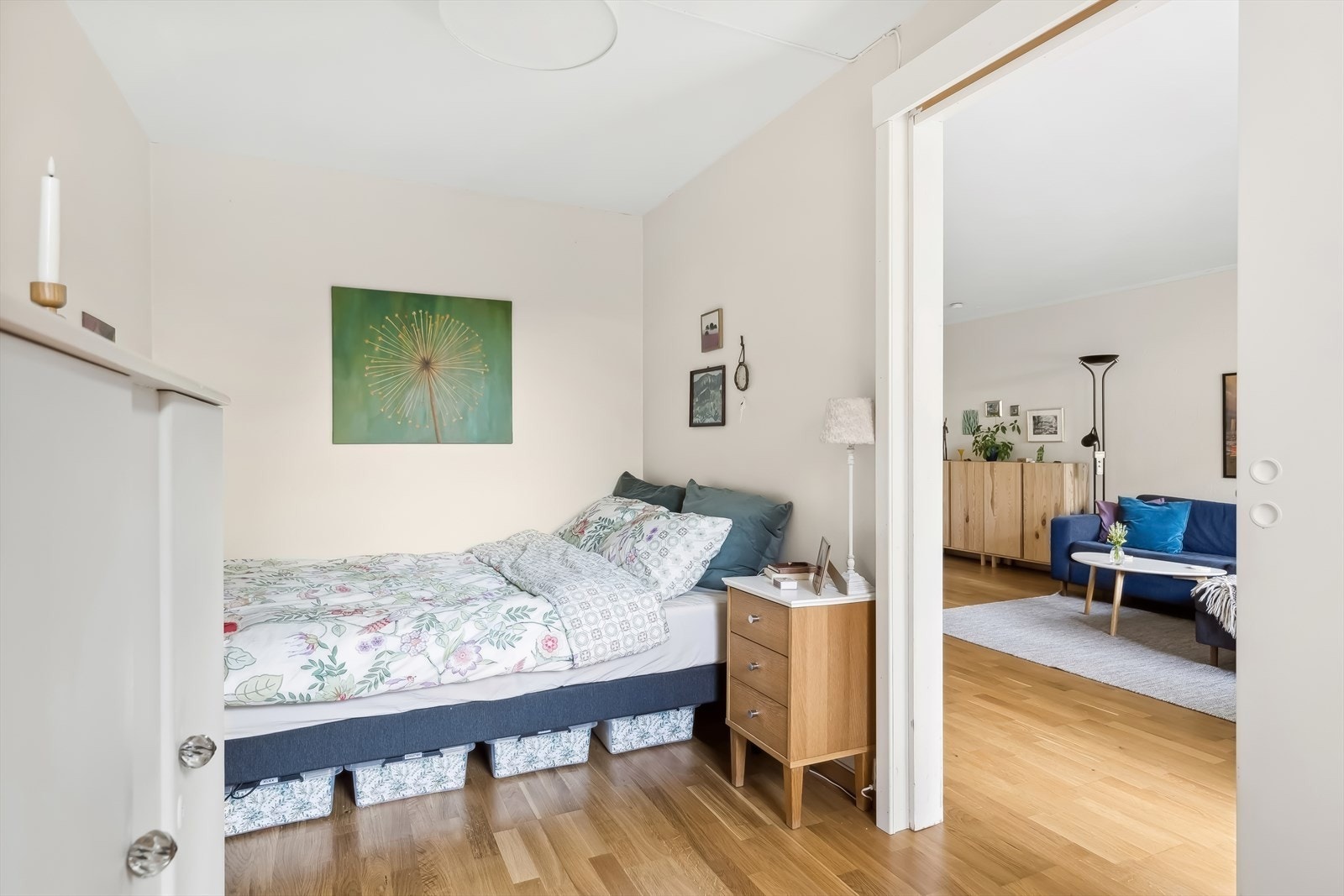 Videre byr leiligheten på et romslig soverom. Galleribilde