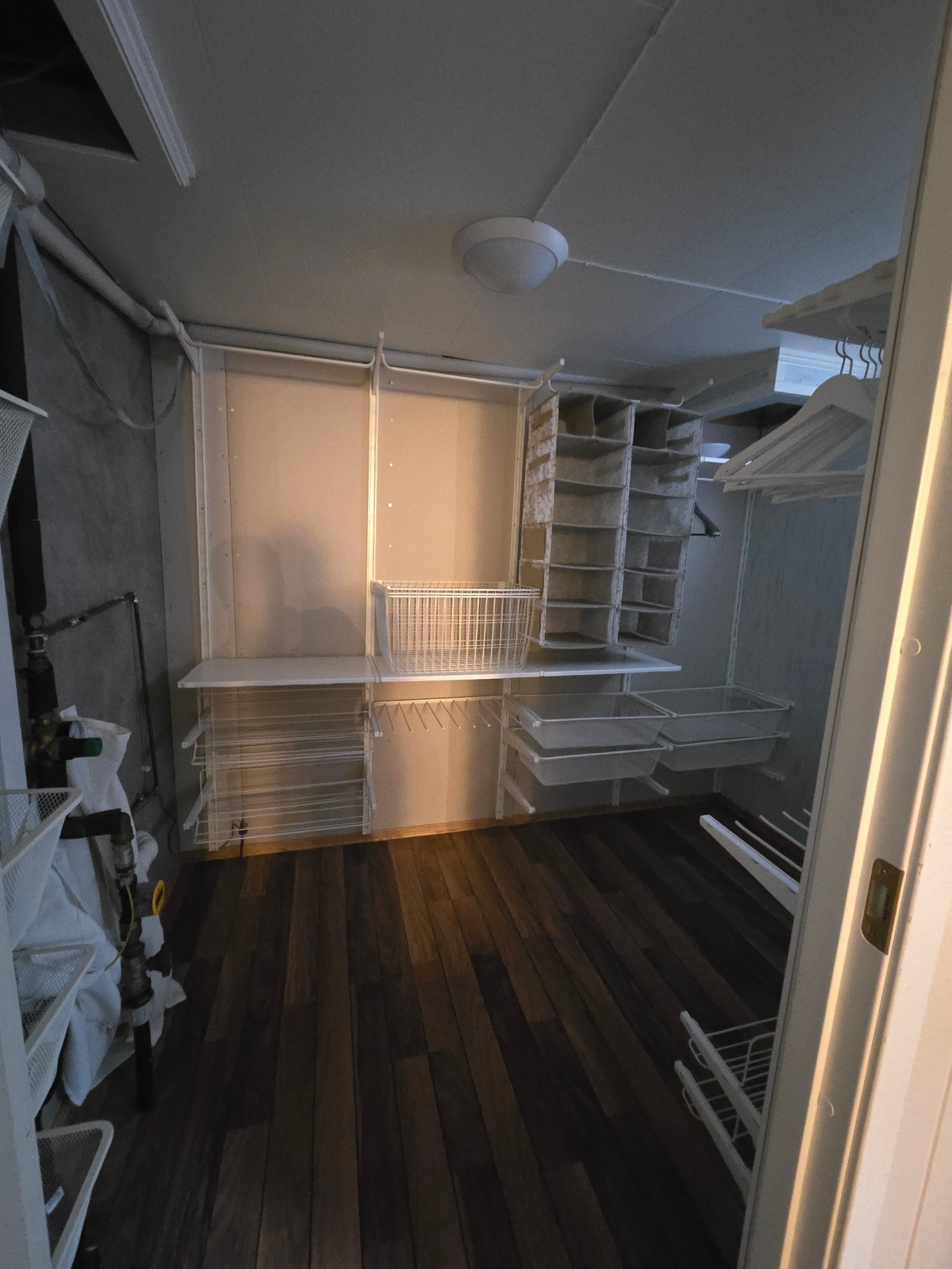 Garderobe på soverom i eget rom Galleribilde