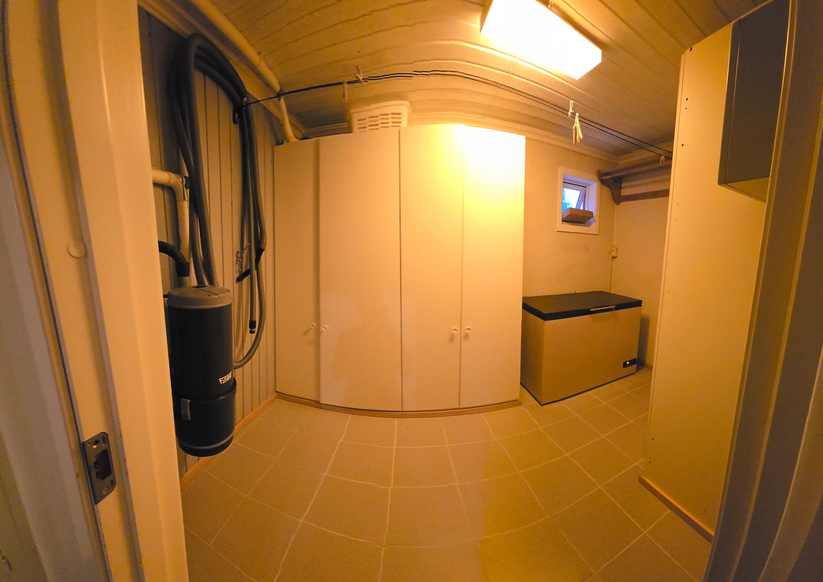 Ekstra garderobe lagerrom. Fryser , 3 store skap. God plass til Galleribilde