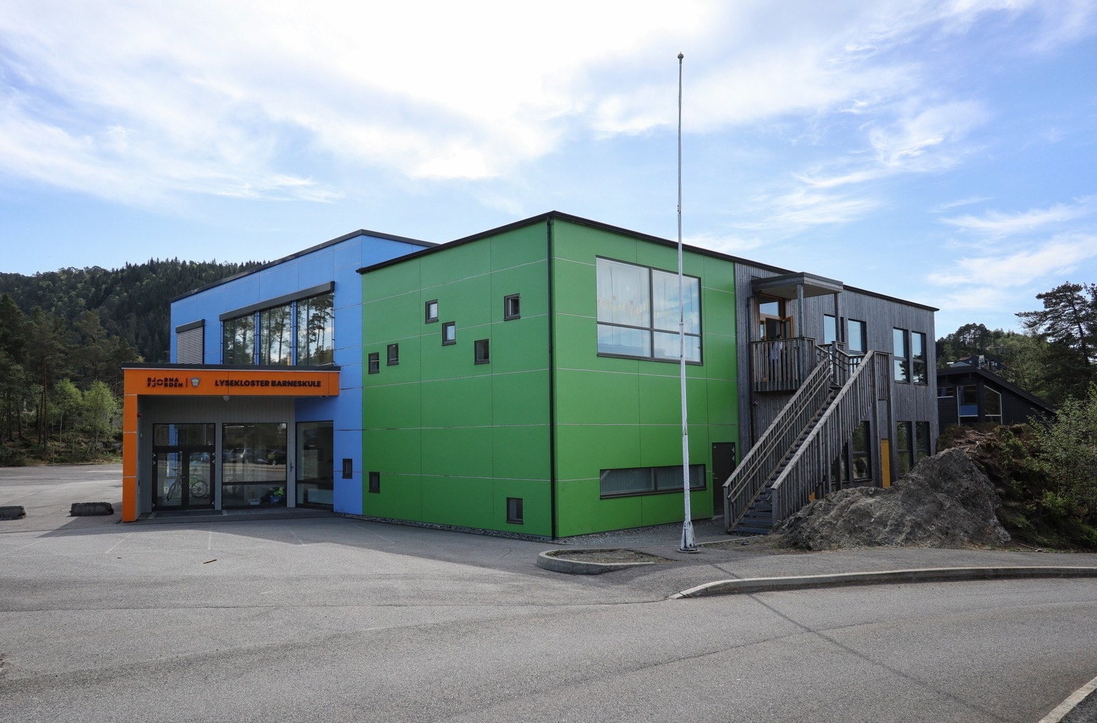 Barneskole i nabolaget - 400 meter fra Lysetunet. Galleribilde