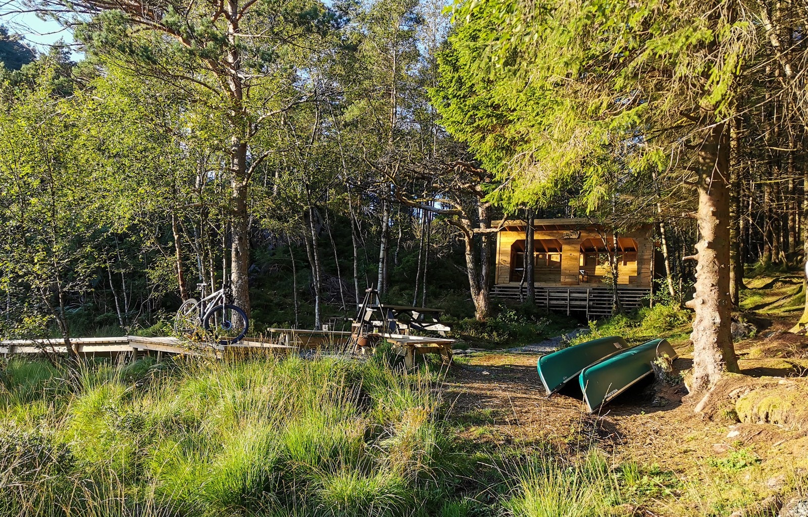 Drangebu gapahuk med bålpanne ved flotte Langevatnet. Kort vei fra Lysetunet Galleribilde