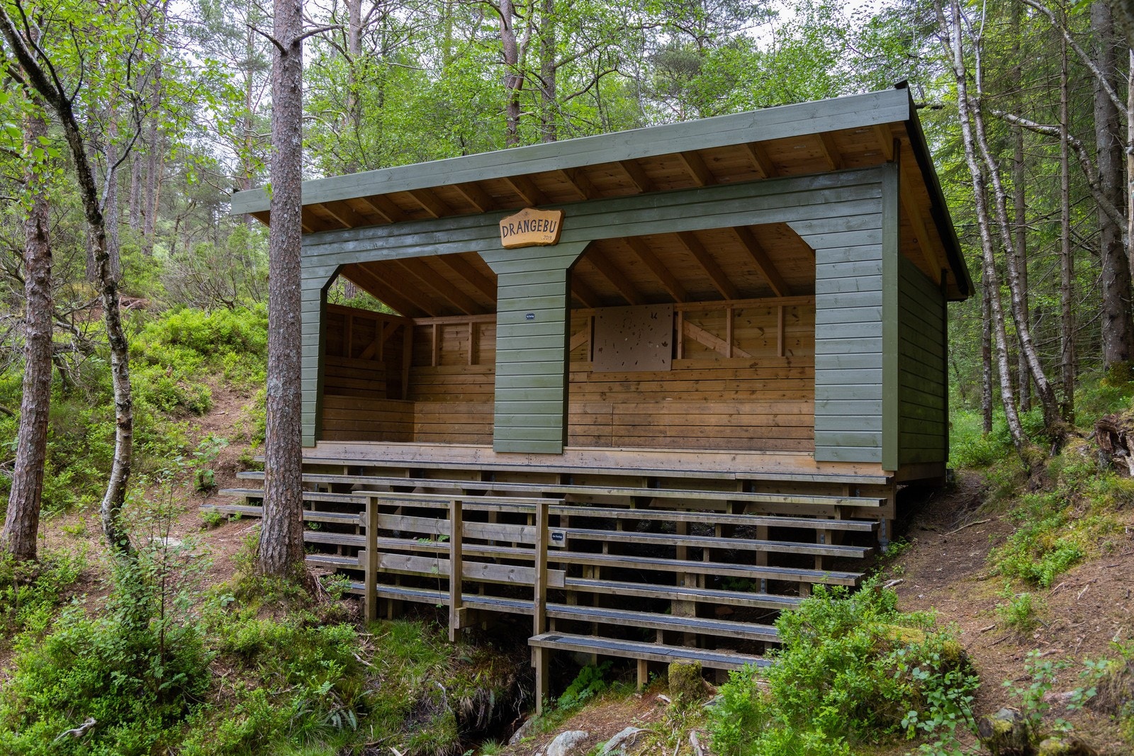 Drangebu gapahuk med bålpanne ved flotte Langevatnet. Kort vei fra Lysetunet Galleribilde