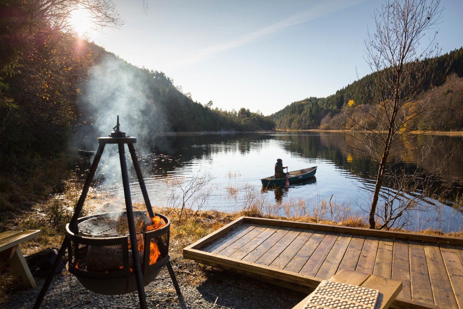 Drangebu gapahuk med bålpanne ved flotte Langevatnet. Kort vei fra Lysetunet Galleribilde