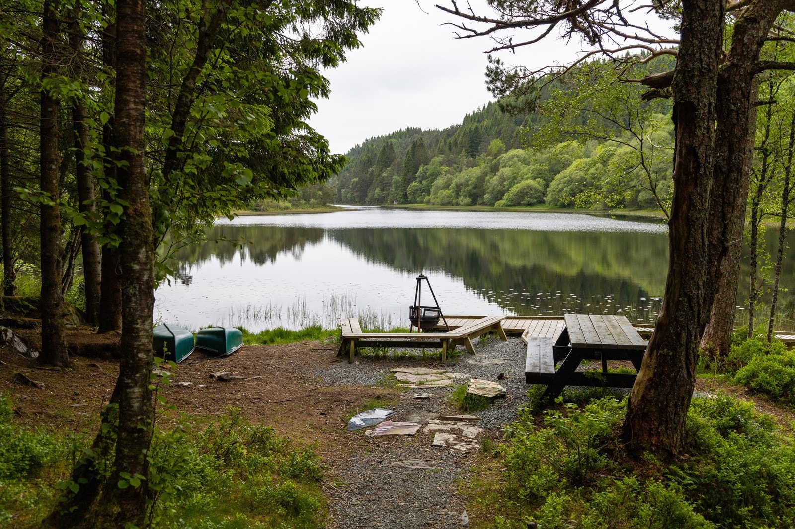 Drangebu gapahuk med bålpanne ved flotte Langevatnet. Kort vei fra Lysetunet Galleribilde