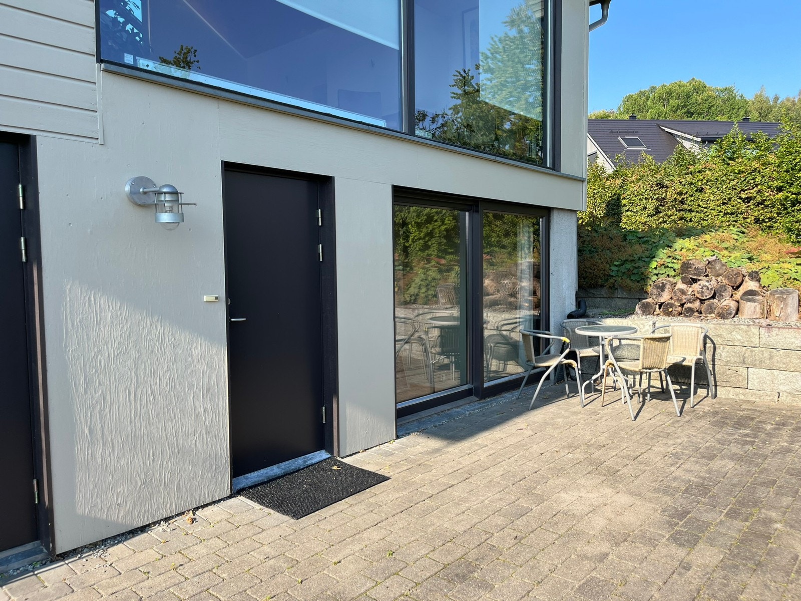 Inngang med egen uteplass Galleribilde