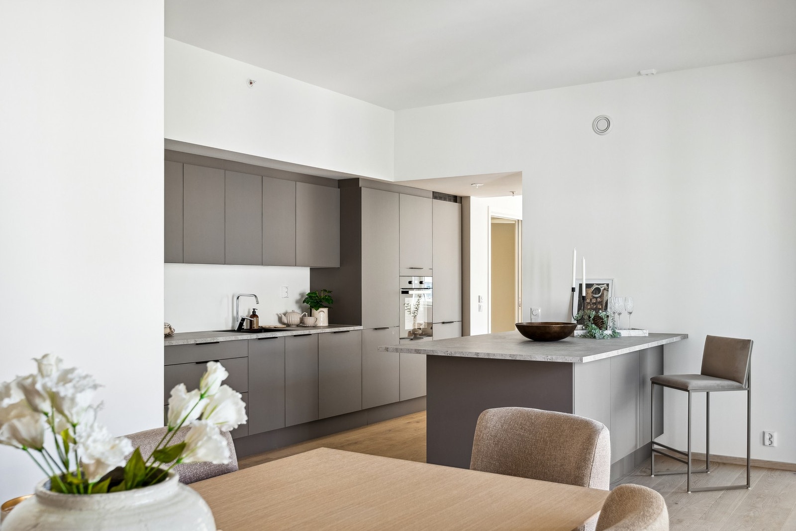 Det leveres kvalitetskjøkken fra HTH med integrerte hvitevarer. Bildet er hentet fra leilighet B3-504. Galleribilde