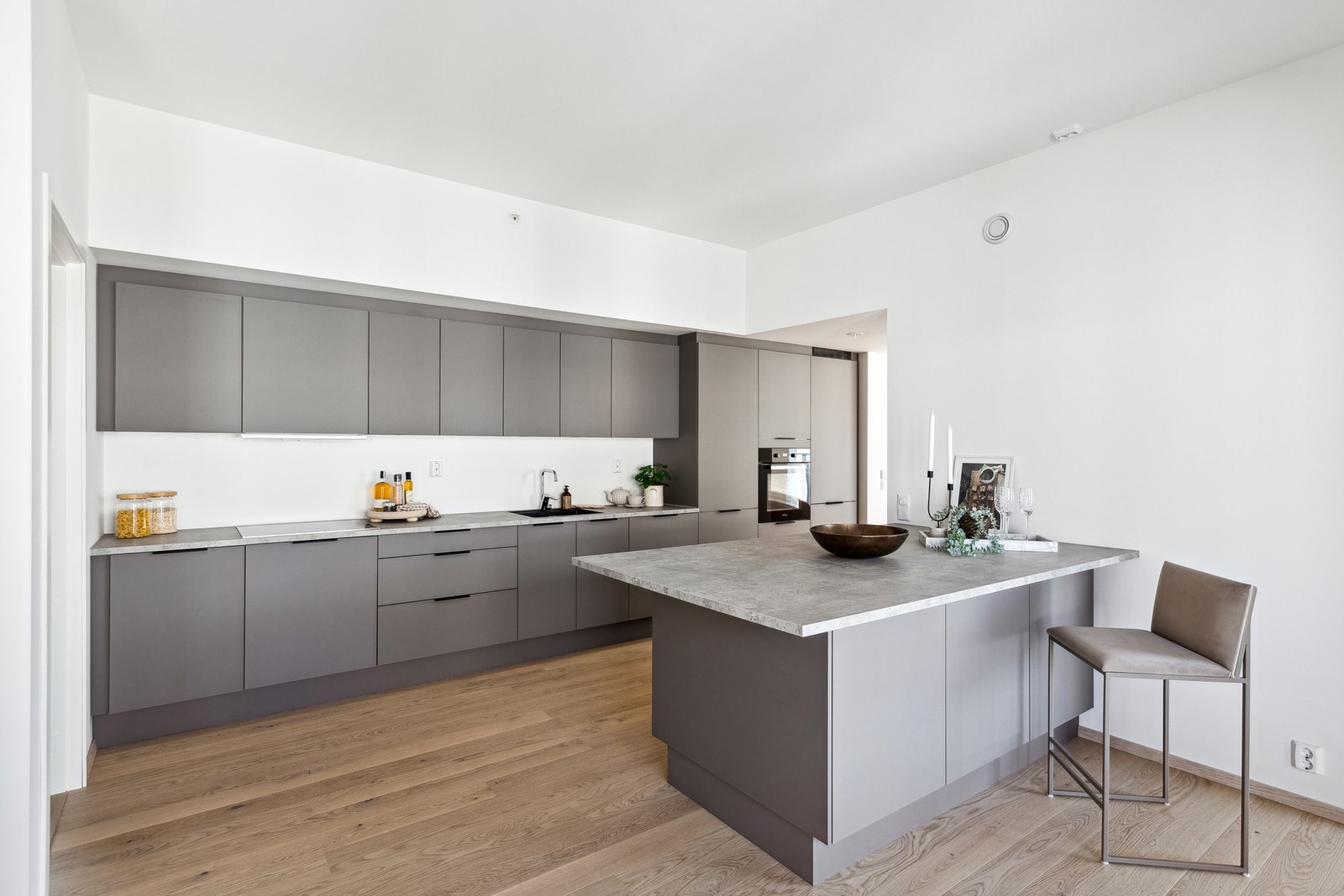 Hvitevarer til kjøkken leveres i integrert utførelse og
omfatter: 1 stk. stekeovn, 1 stk. induksjon koketopp, 1 stk. oppvaskmaskin (integrert), og 1 stk. kombiskap
(integrert kjøl/frys). Oppvaskmaskin og kjøl/frys har fronter av samme utførelse som kjø... Galleribilde