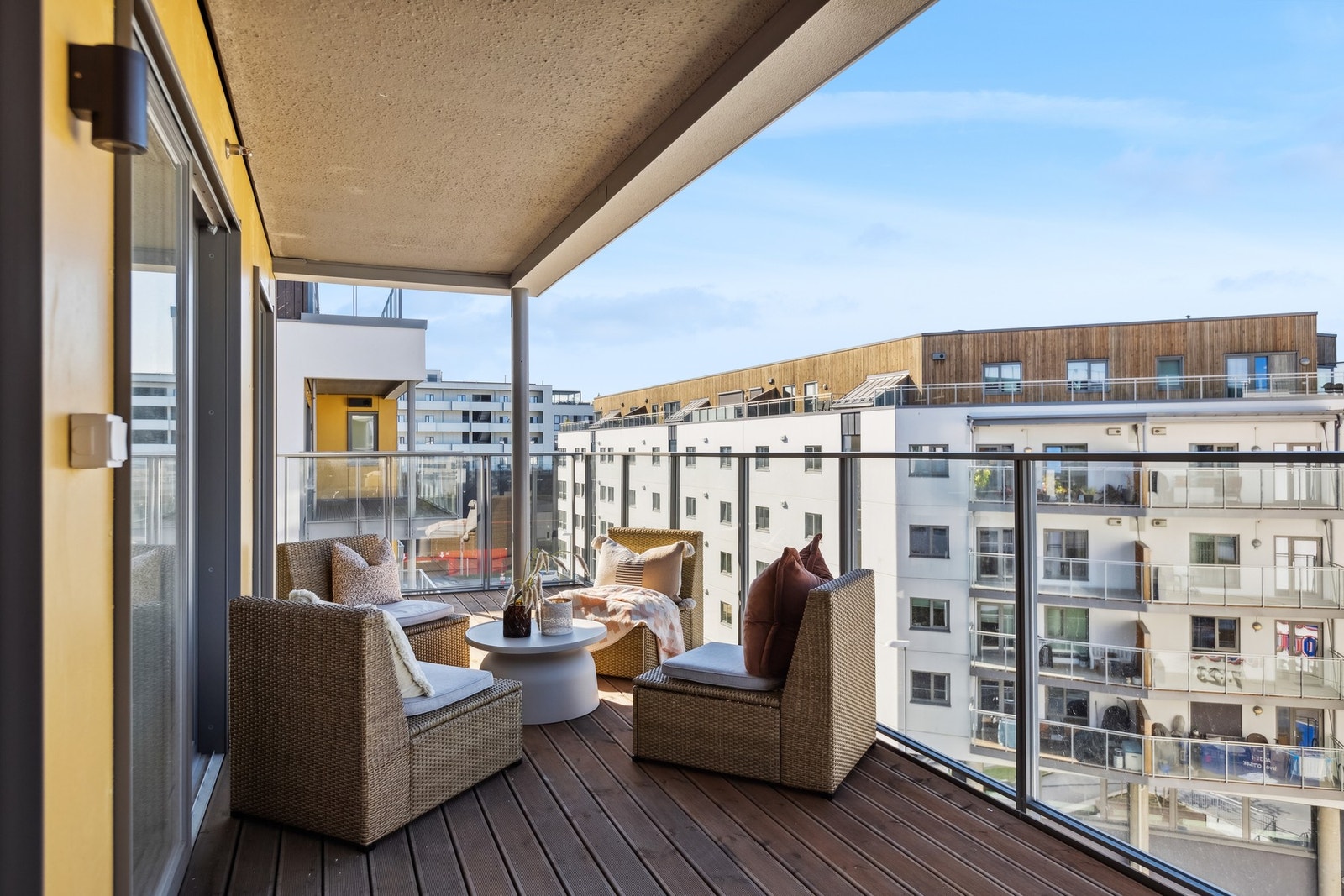 I tillegg til at alle leilighetene har privat balkong, er det opparbeidet et flott felles takterrasse for beboerne. Bildet er hentet fra leilighet B3-504. Galleribilde