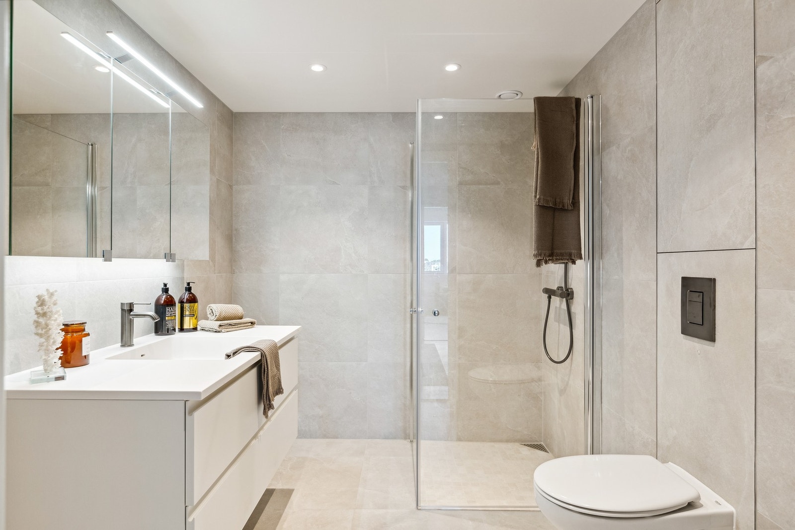 Her får du romslige baderom i flotte fliser. Bildet er hentet fra leilighet B3-501. Galleribilde