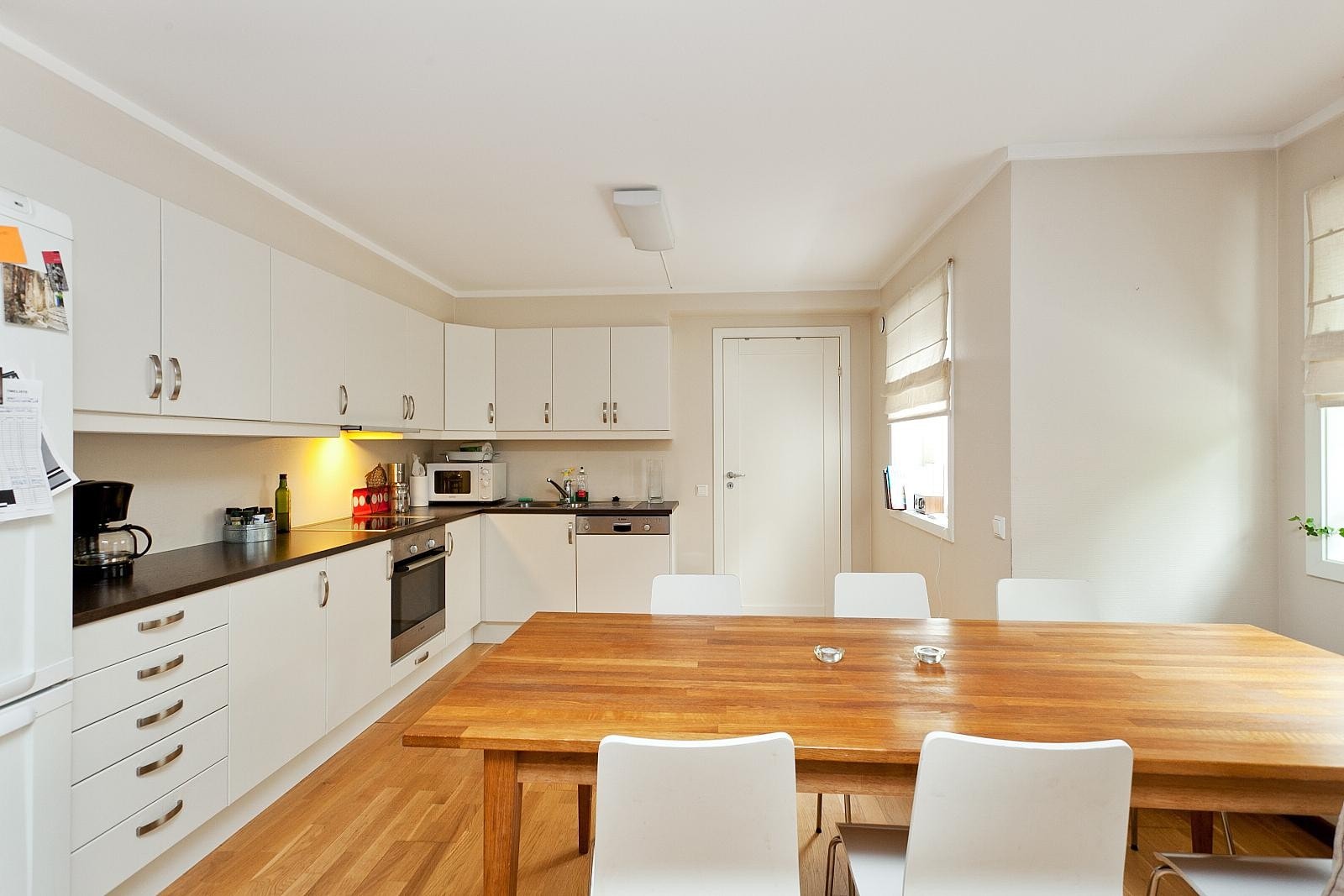 Pent kjøkken med hvitevarer. Galleribilde