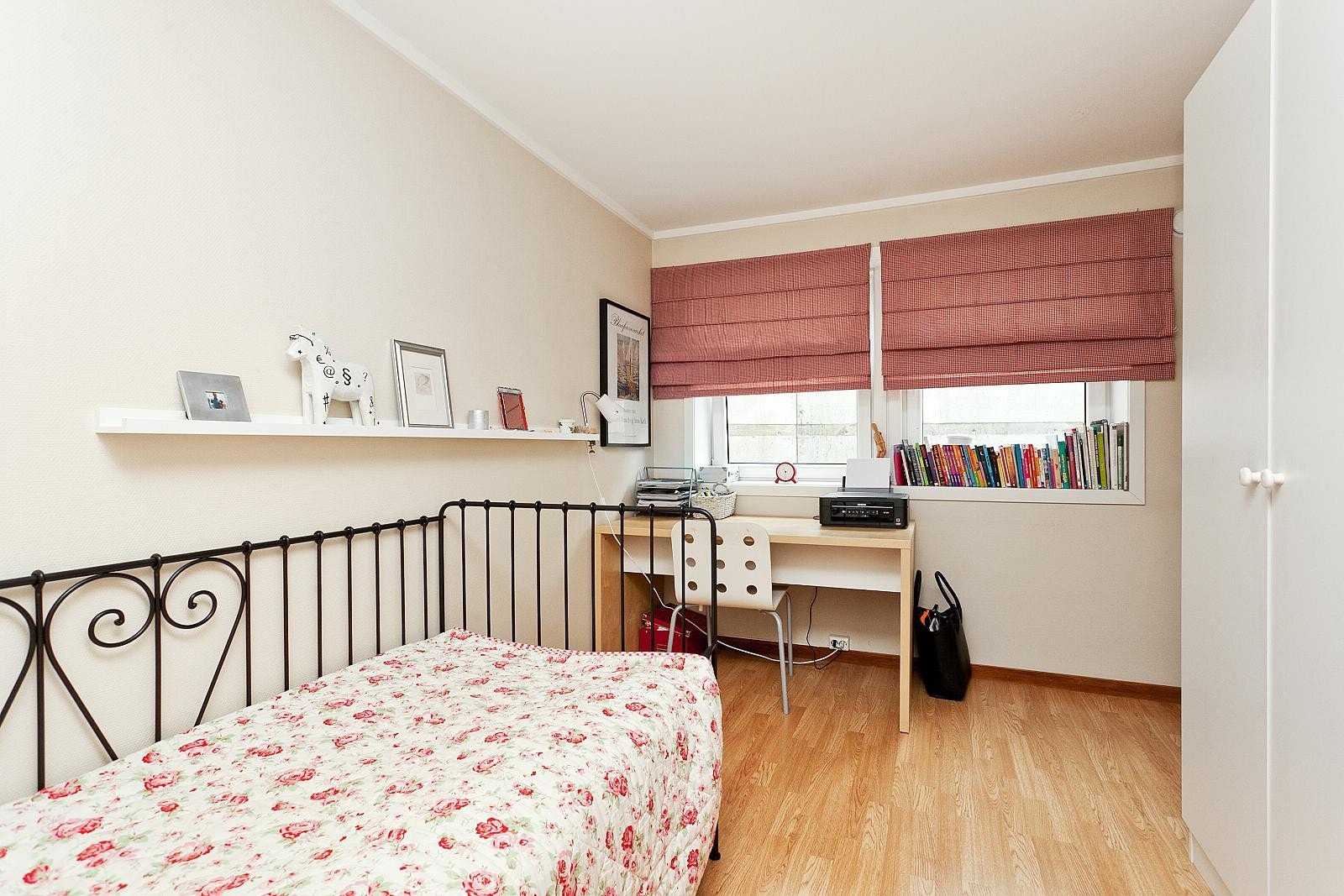 Boligen er bygget i 2005 og fremstår som lys og pen Galleribilde