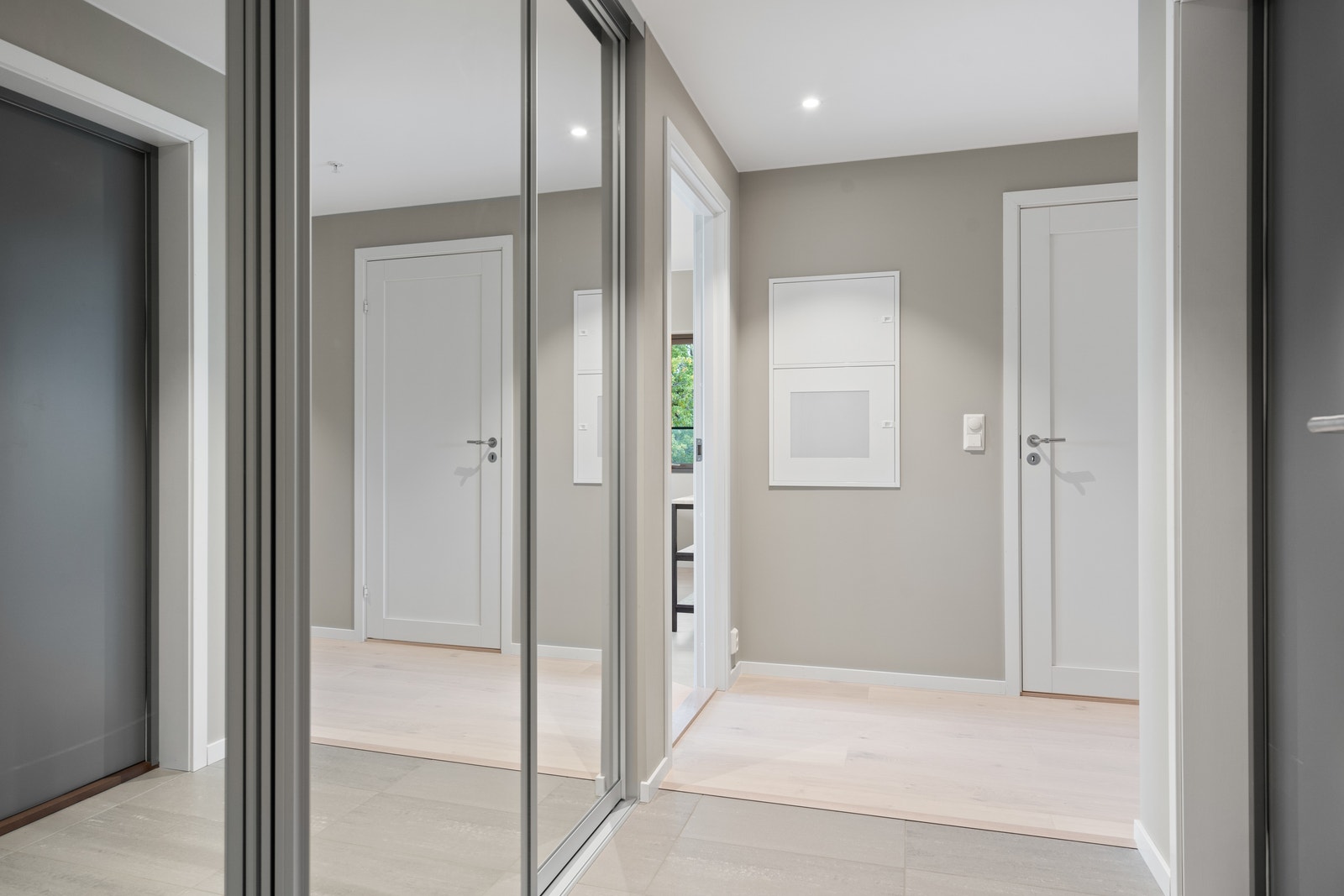 Entré er oppgradert med fliser og varme i gulvet + downlight i taket Galleribilde