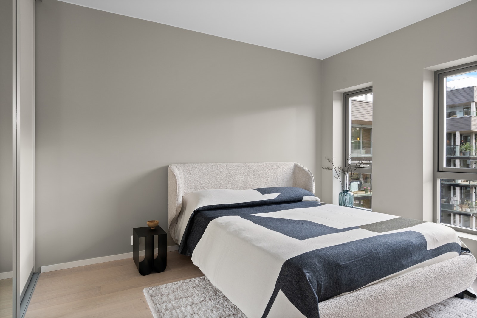 God plass til romslig seng. Galleribilde