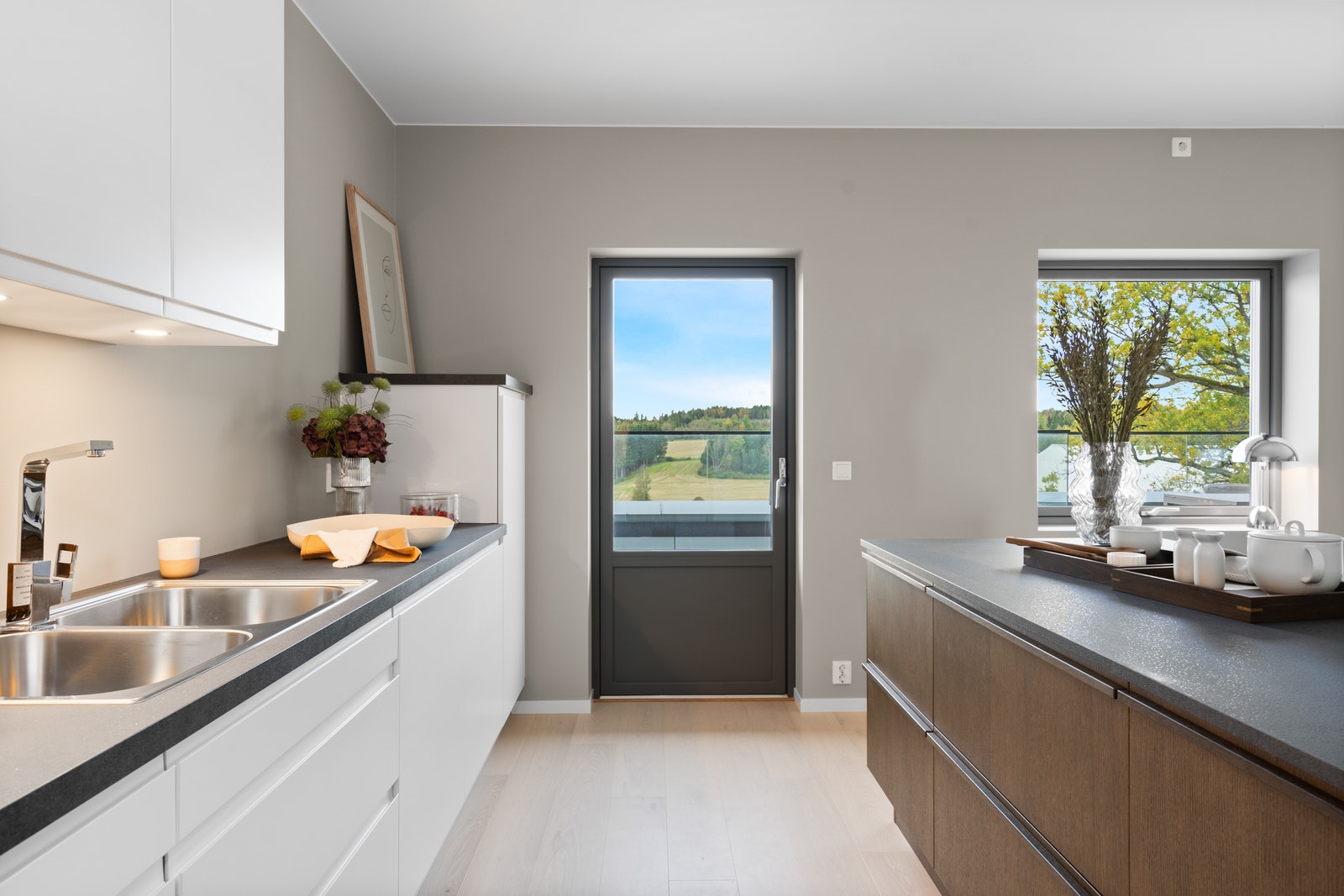 Stue/kjøkken har utgang til terrassen Galleribilde