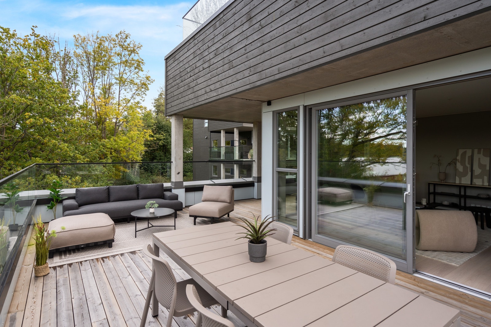 Herlig, privat terrasse mot vest på hele 67 m2. Galleribilde