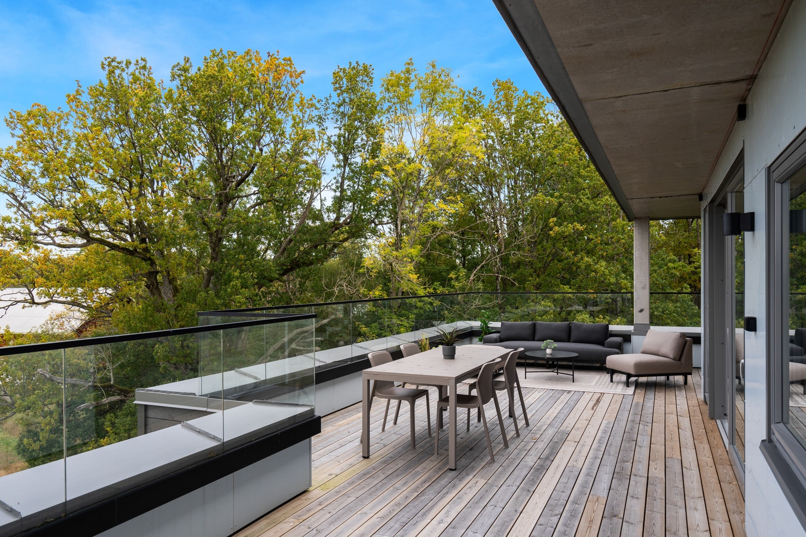 Herlig, privat terrasse mot vest på hele 67 m2. Galleribilde