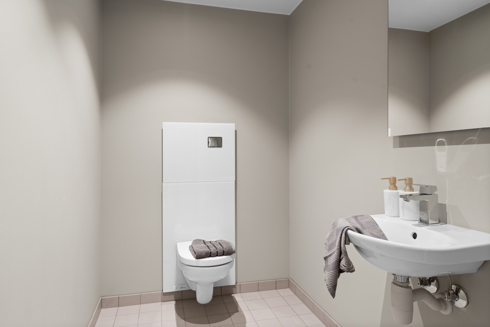 Wc-rom er oppgradert med fliser og varme i gulvet Galleribilde