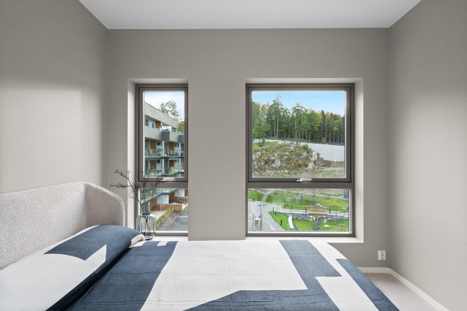 Store vinduer fra gulv og opp. Galleribilde