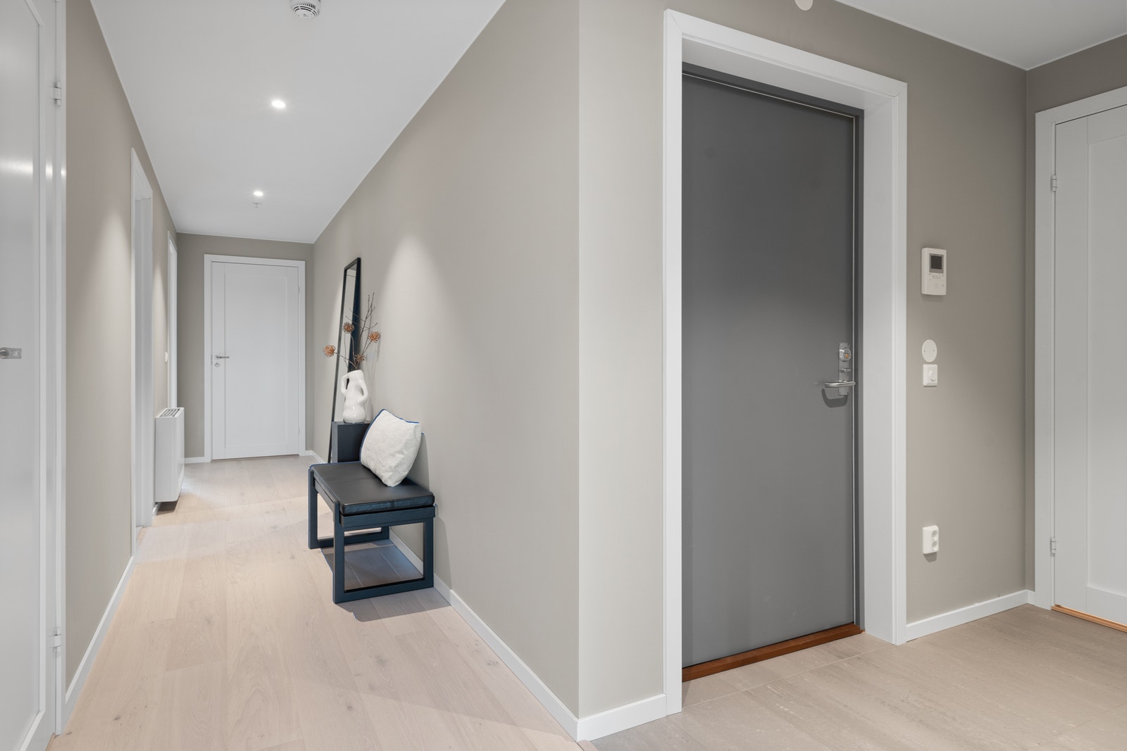 Hallen fører deg inn til badet, 2 soverom og en innvendig bod Galleribilde